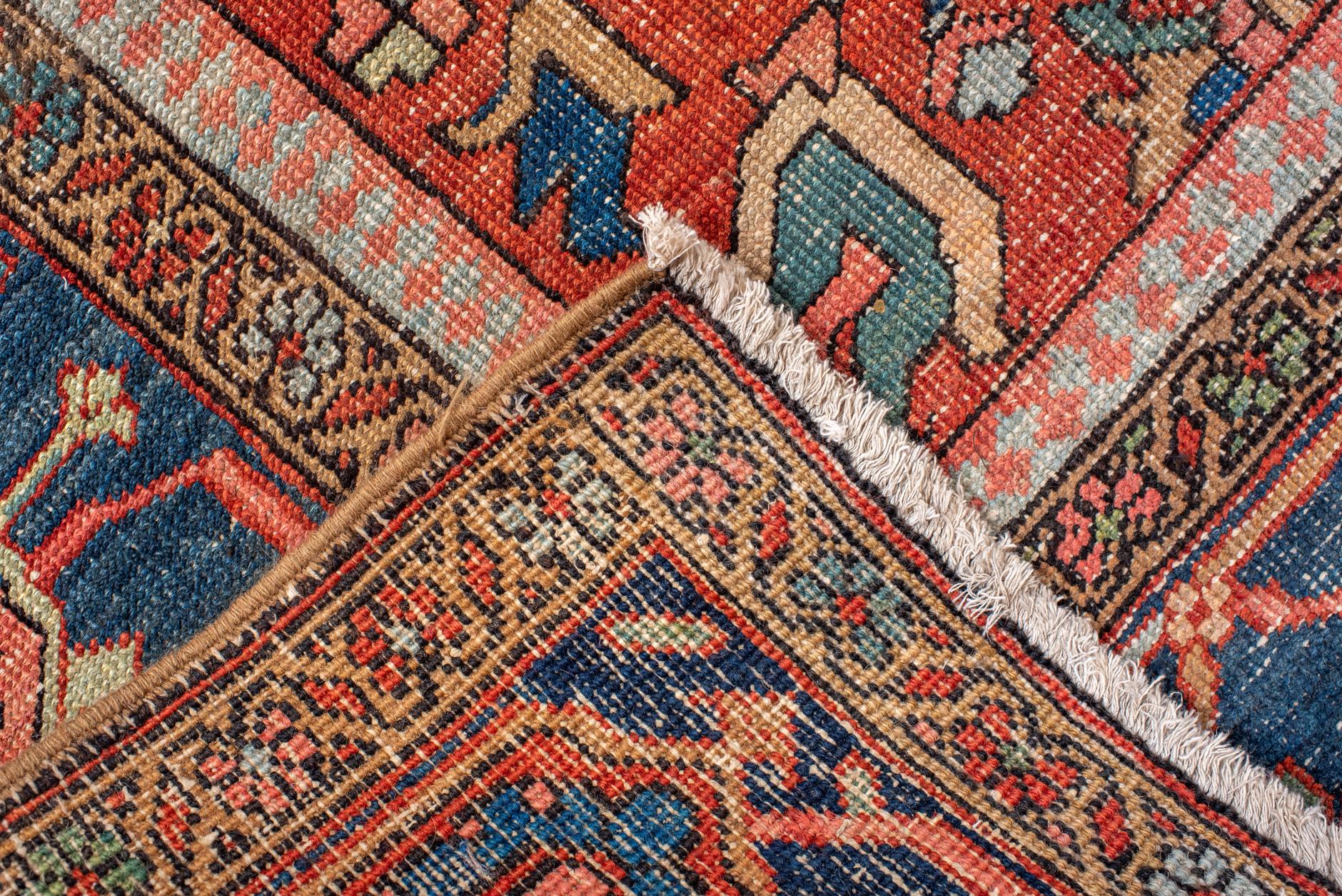 20ième siècle Tapis Heriz vintage avec un champ chaud et une bordure bleu royal en vente