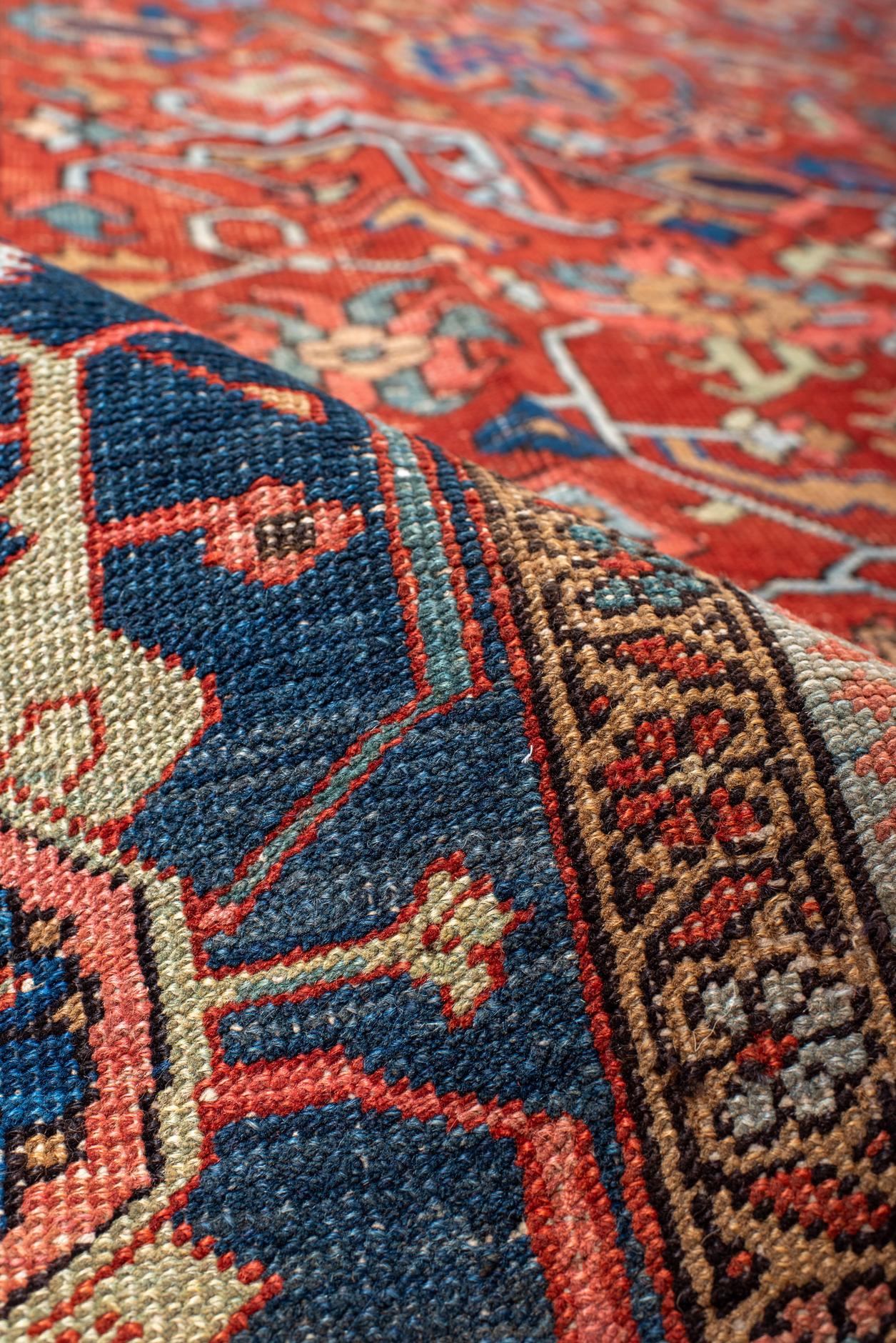 Laine Tapis Heriz vintage avec un champ chaud et une bordure bleu royal en vente