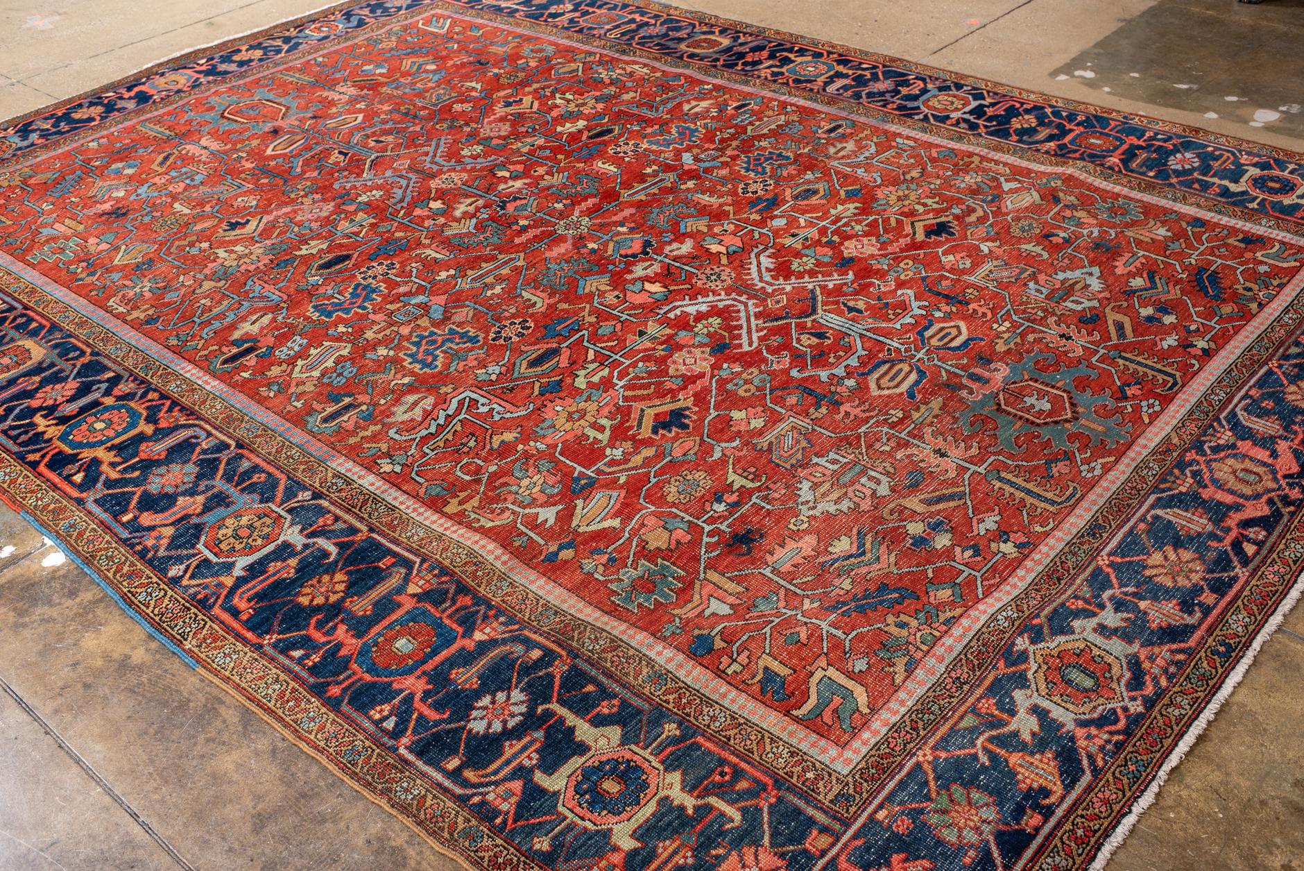 Tapis Heriz vintage avec un champ chaud et une bordure bleu royal en vente 1