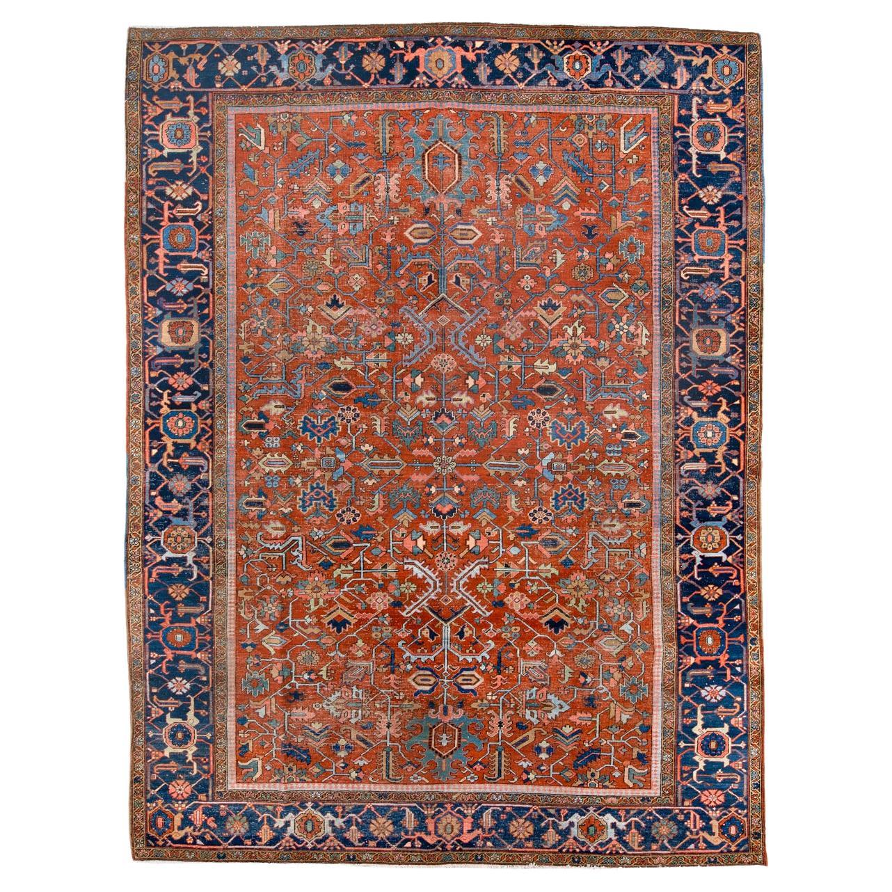 Tapis Heriz vintage avec un champ chaud et une bordure bleu royal en vente