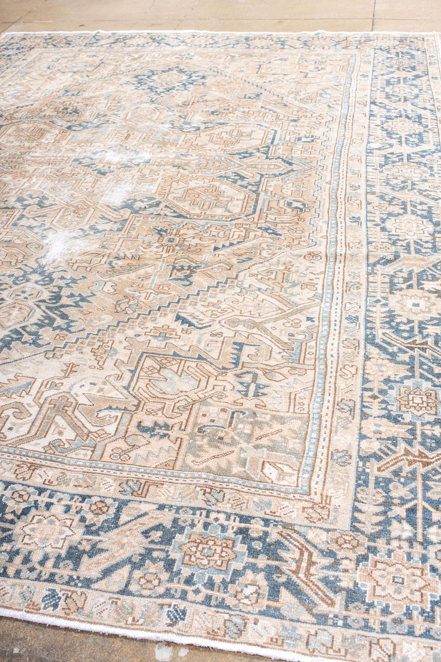 Alfombra Heriz Vintage con Borde Azul Oscuro y Diseño de Rosetas y Hojas Persa en venta