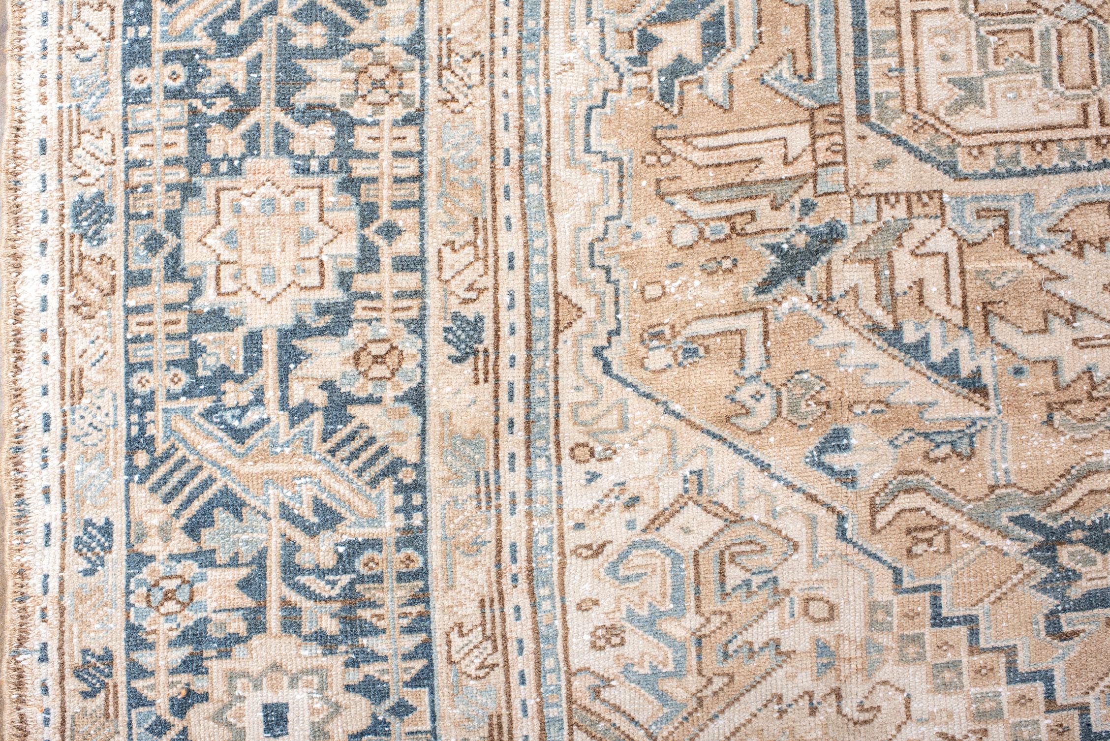 Alfombra Heriz Vintage con Borde Azul Oscuro y Diseño de Rosetas y Hojas en Bastante bueno estado para la venta en New York, NY