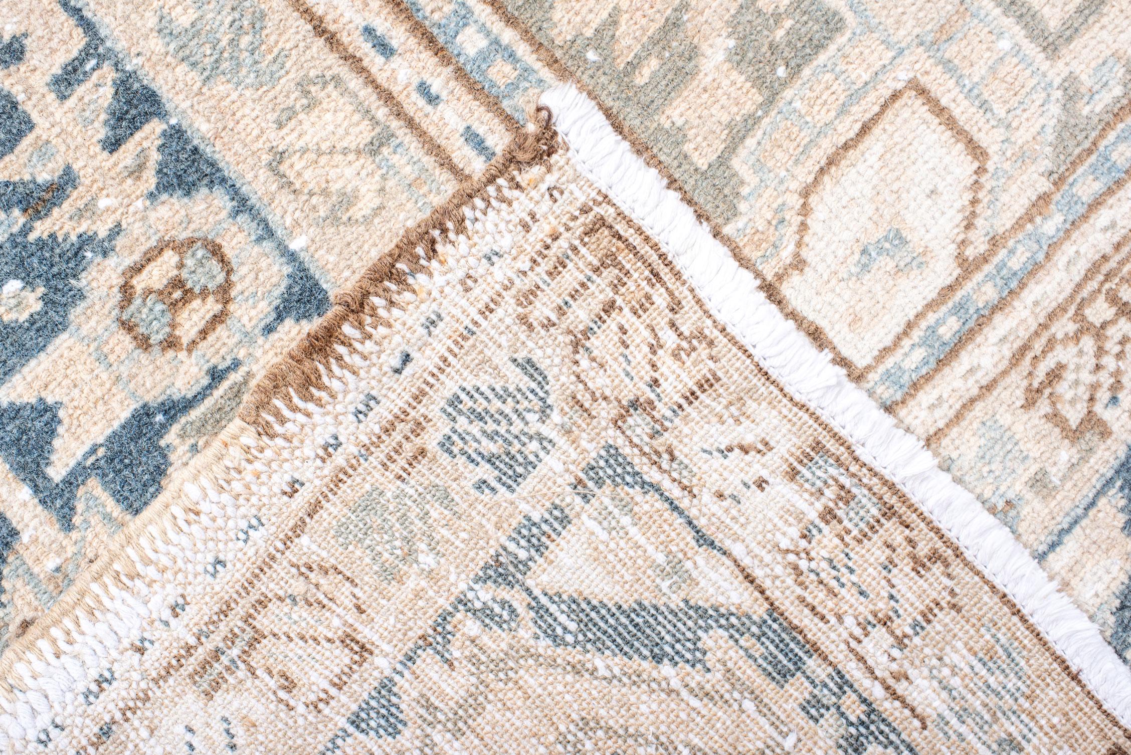 Alfombra Heriz Vintage con Borde Azul Oscuro y Diseño de Rosetas y Hojas siglo XX en venta