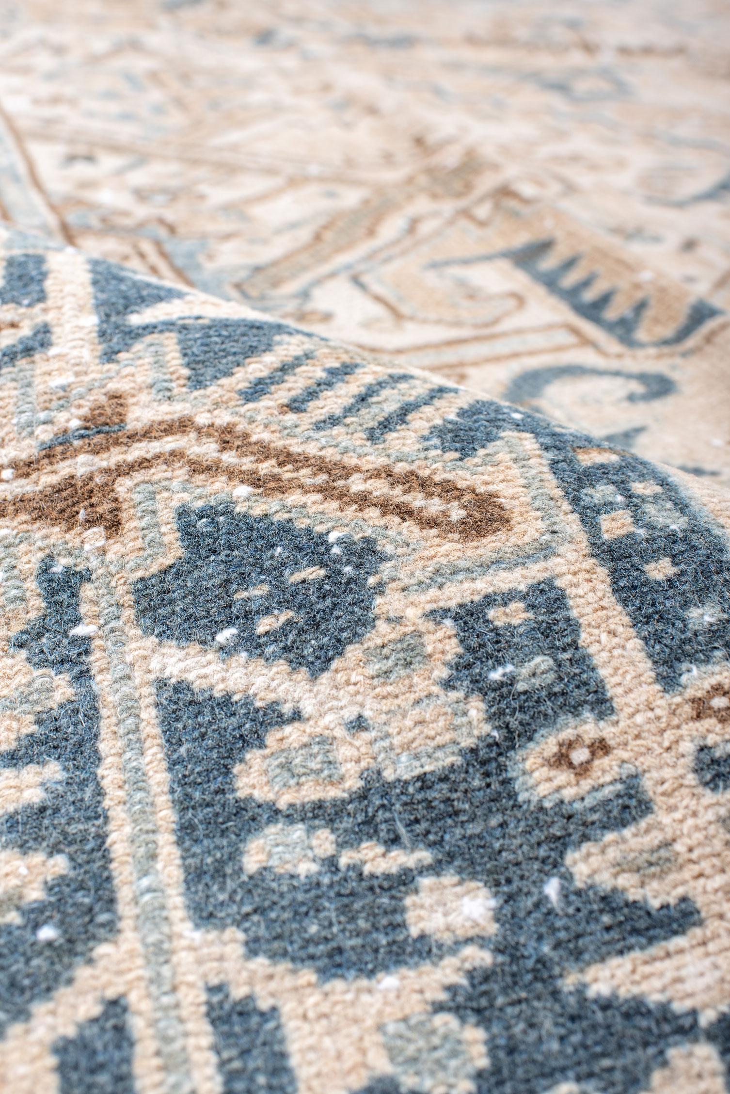Alfombra Heriz Vintage con Borde Azul Oscuro y Diseño de Rosetas y Hojas Lana en venta