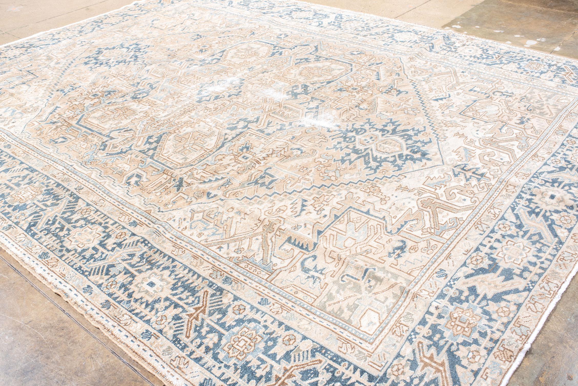 Alfombra Heriz Vintage con Borde Azul Oscuro y Diseño de Rosetas y Hojas en venta 1