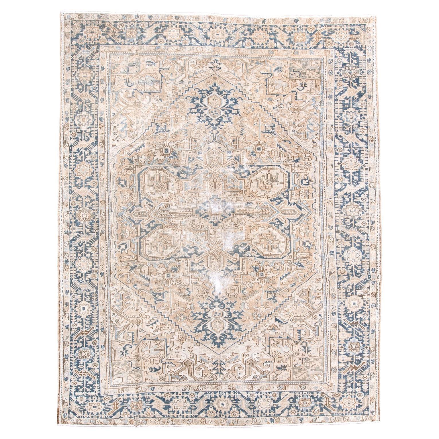 Alfombra Heriz Vintage con Borde Azul Oscuro y Diseño de Rosetas y Hojas en venta