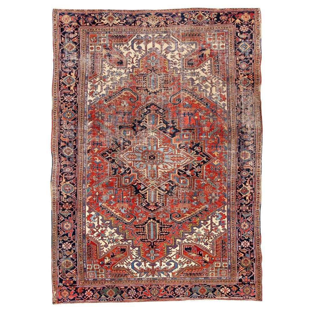 Tappeto Heriz vintage con medaglione indaco e fiori geometrici
