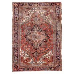 Tappeto Heriz vintage con medaglione indaco e fiori geometrici
