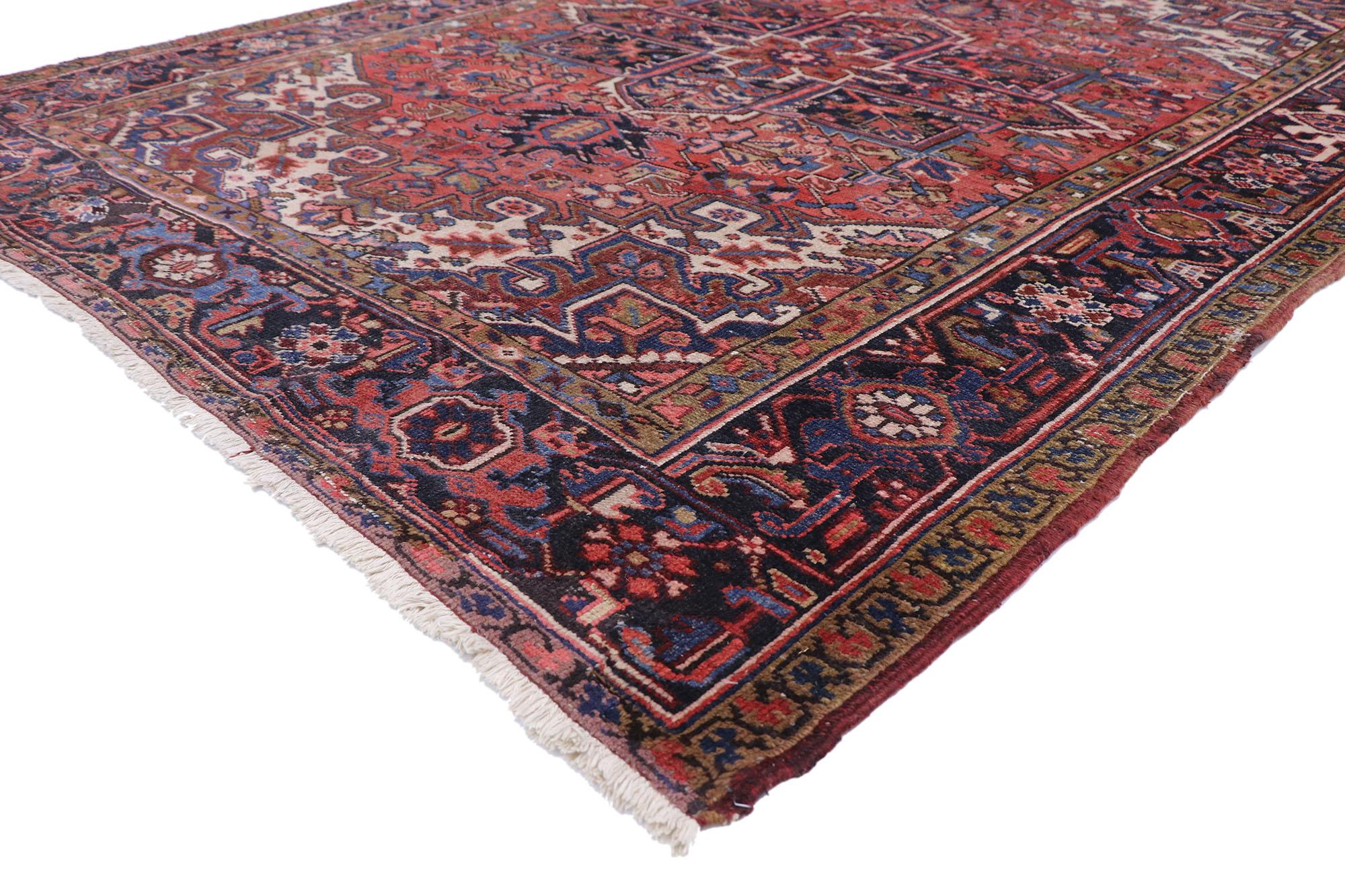 75862, Persischer Heriz-Teppich im Stil der amerikanischen Kolonialzeit. Traditionell und majestätisch mit satten Farben, dieser alte persische Heriz-Teppich im amerikanischen Kolonial- und Föderalstil besteht aus einem markanten kreuzförmigen
