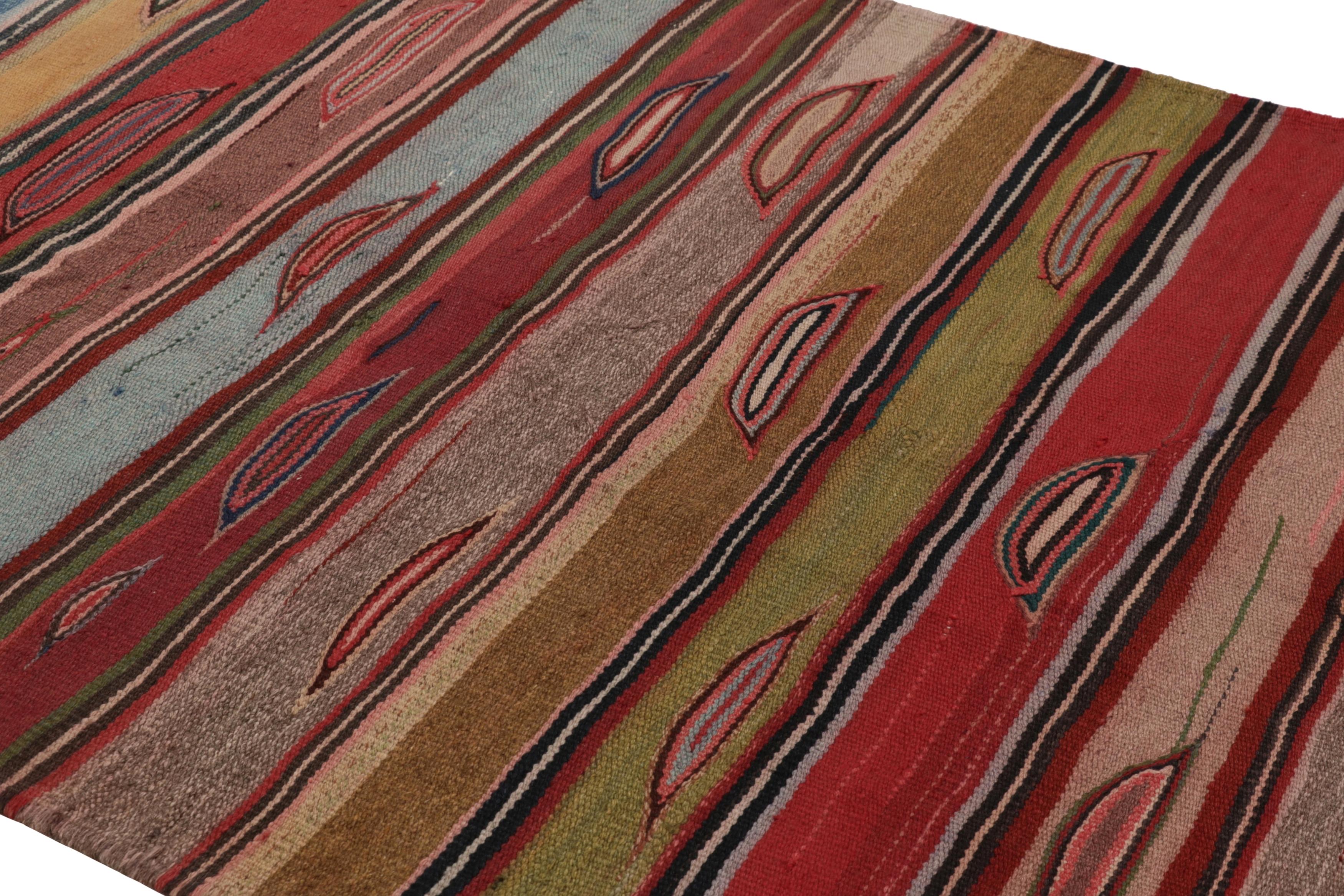 Dieser Heriz-Kilim im Format 5x8, der in Persien 1950-1960 aus handgewebter Wolle hergestellt wurde, ist ein besonders leuchtendes und begehrtes Stück einer aufregenden neuen Kuration aus der Sammlung klassischer Kelims und Flachgewebe von Rug &
