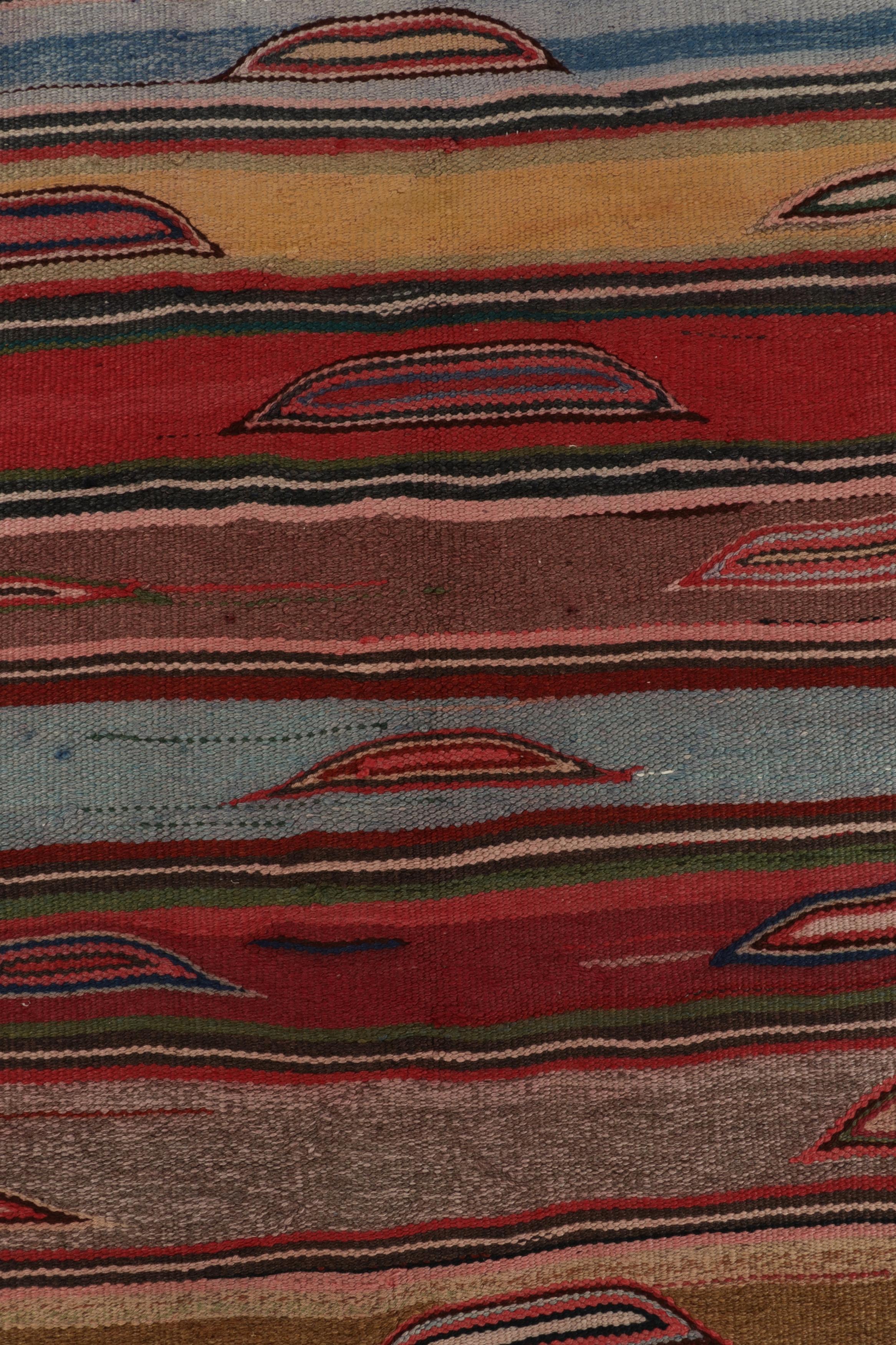 Vintage Heriz Persisch Kilim in Rosa und bunten geometrischen Streifen - Rug & Kilim (Heriz Serapi) im Angebot