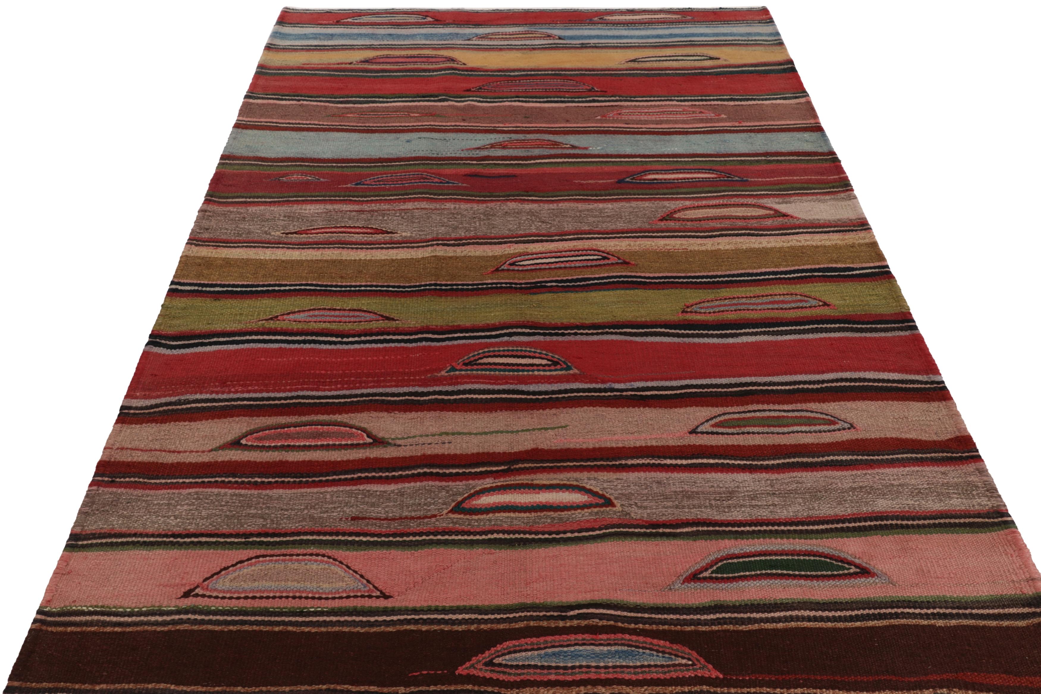 Vintage Heriz Persisch Kilim in Rosa und bunten geometrischen Streifen - Rug & Kilim (Handgewebt) im Angebot