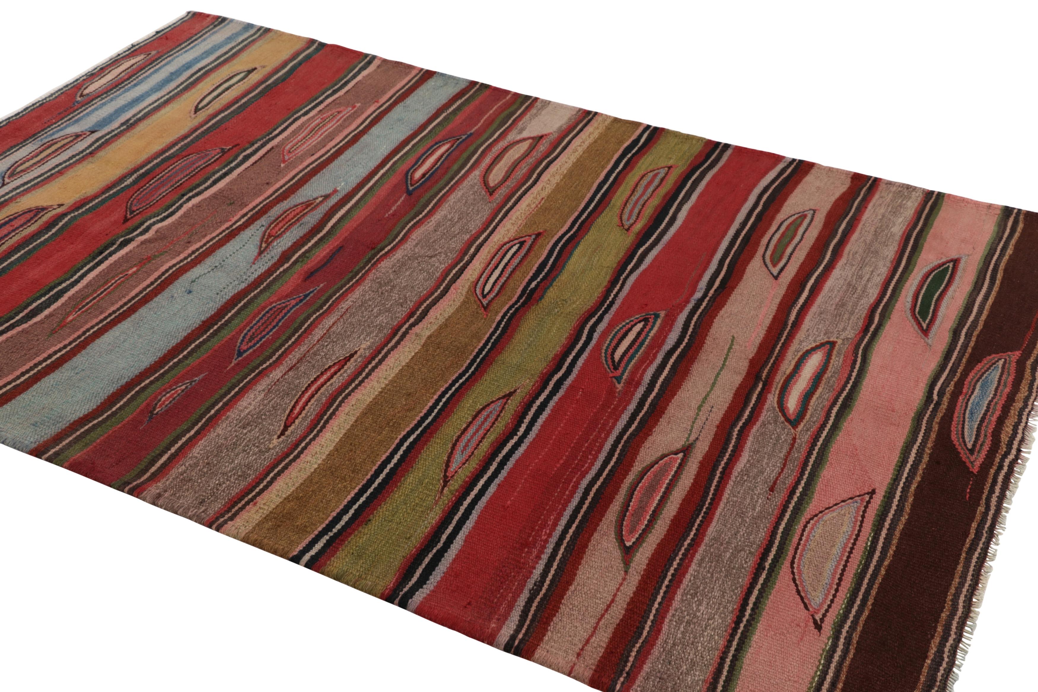 Vintage Heriz Persisch Kilim in Rosa und bunten geometrischen Streifen - Rug & Kilim im Zustand „Gut“ im Angebot in Long Island City, NY