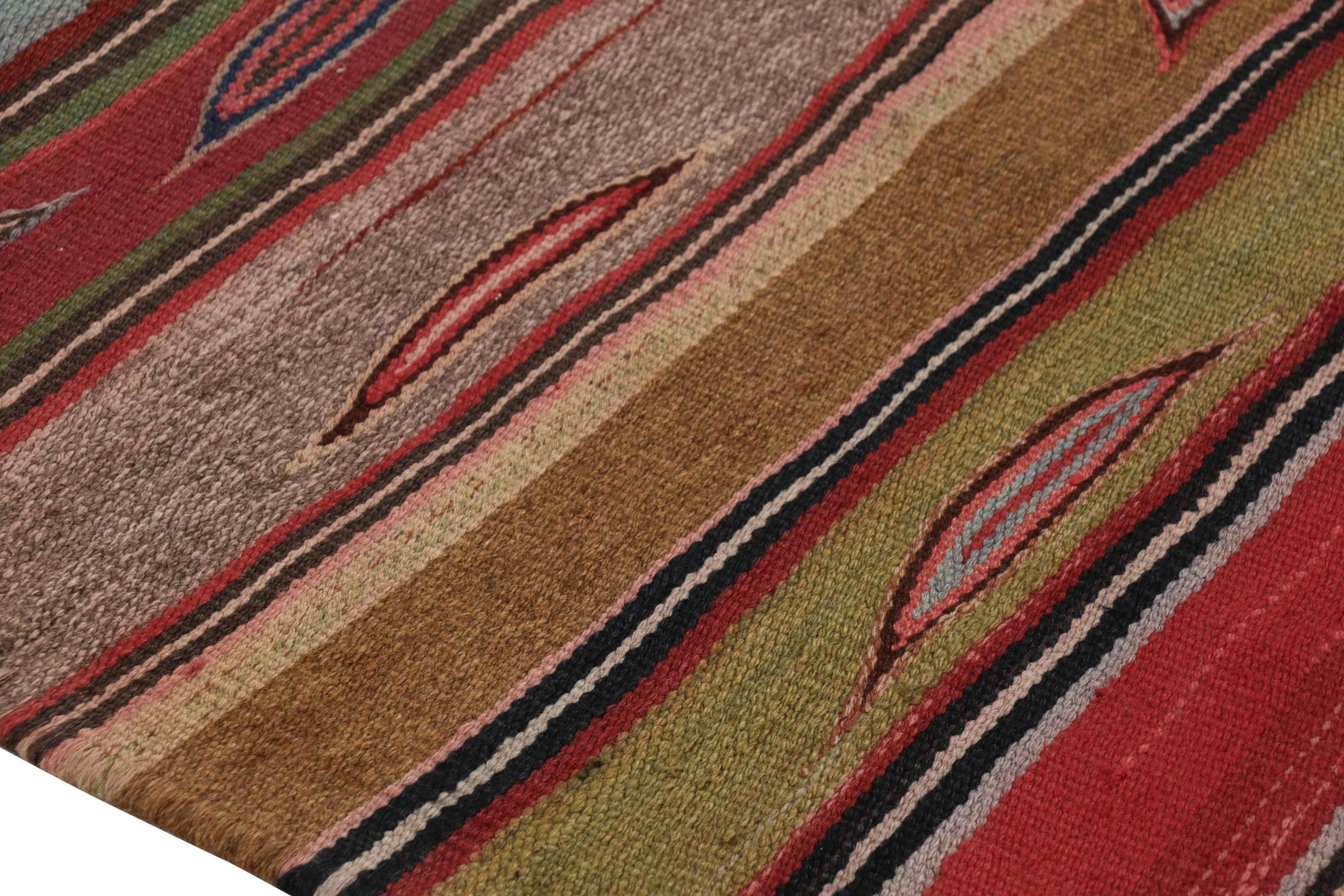 Vintage Heriz Persisch Kilim in Rosa und bunten geometrischen Streifen - Rug & Kilim (Mitte des 20. Jahrhunderts) im Angebot
