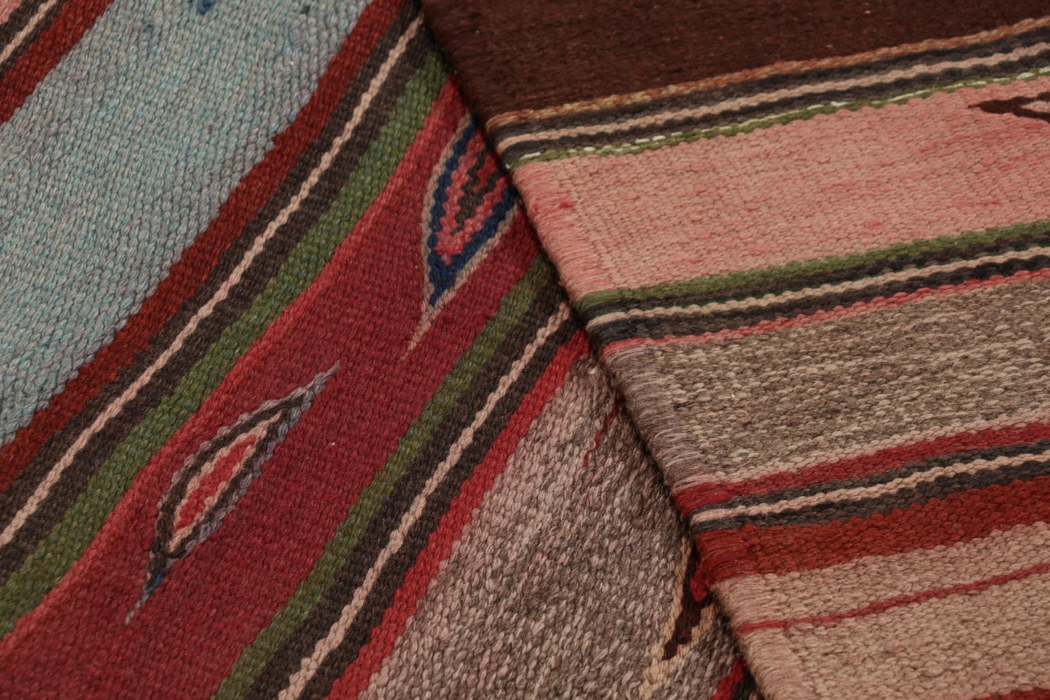 Vintage Heriz Persisch Kilim in Rosa und bunten geometrischen Streifen - Rug & Kilim (Wolle) im Angebot