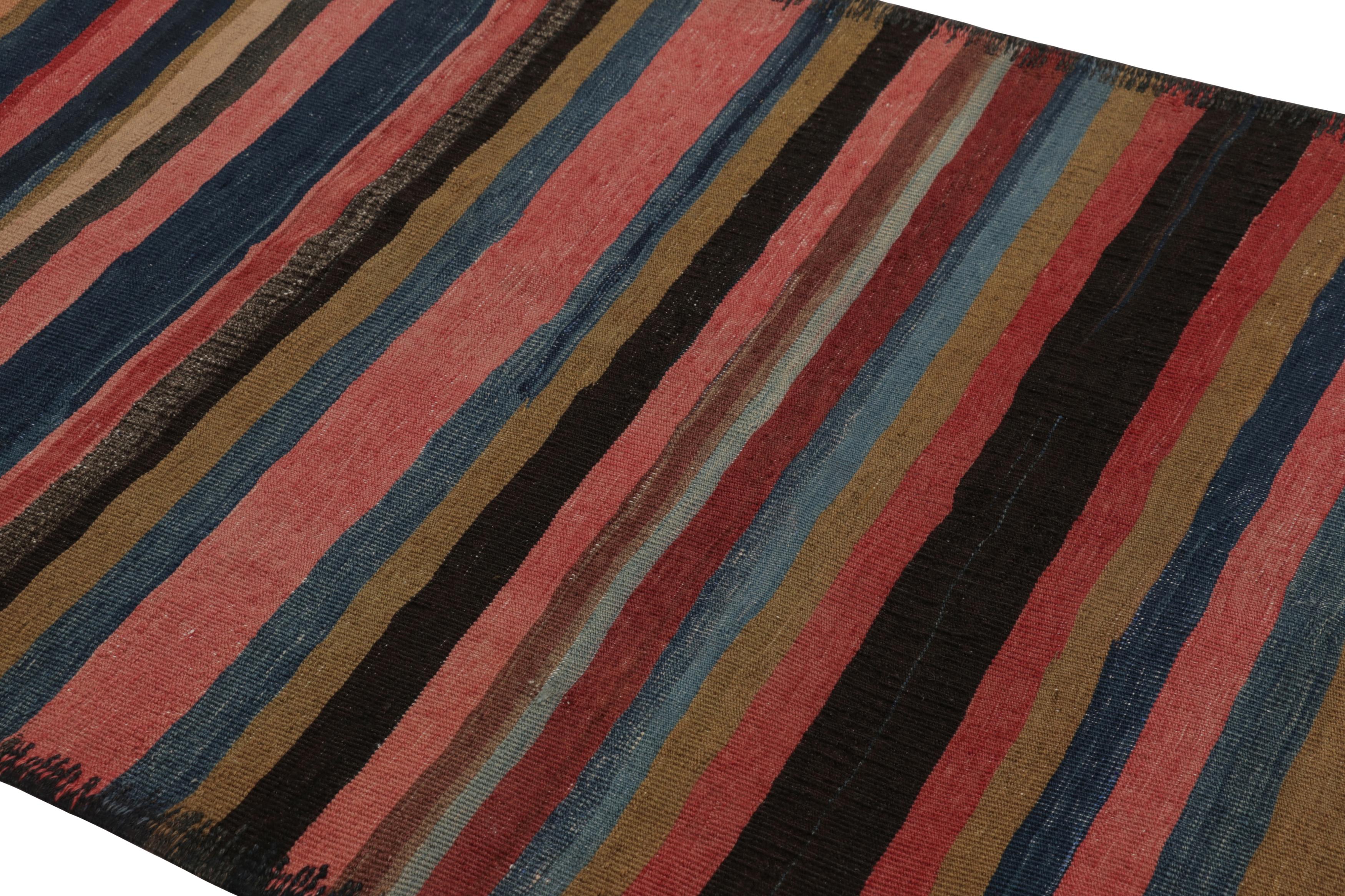 Realizzato con lana tessuta a mano in Persia nel 1950-1960, questo Heriz Kilim vintage 4x5 è un'opera particolarmente luminosa e ricercata di una nuova ed entusiasmante curatela della collezione di Rug & Kilim classici e trame piatte.

Sul