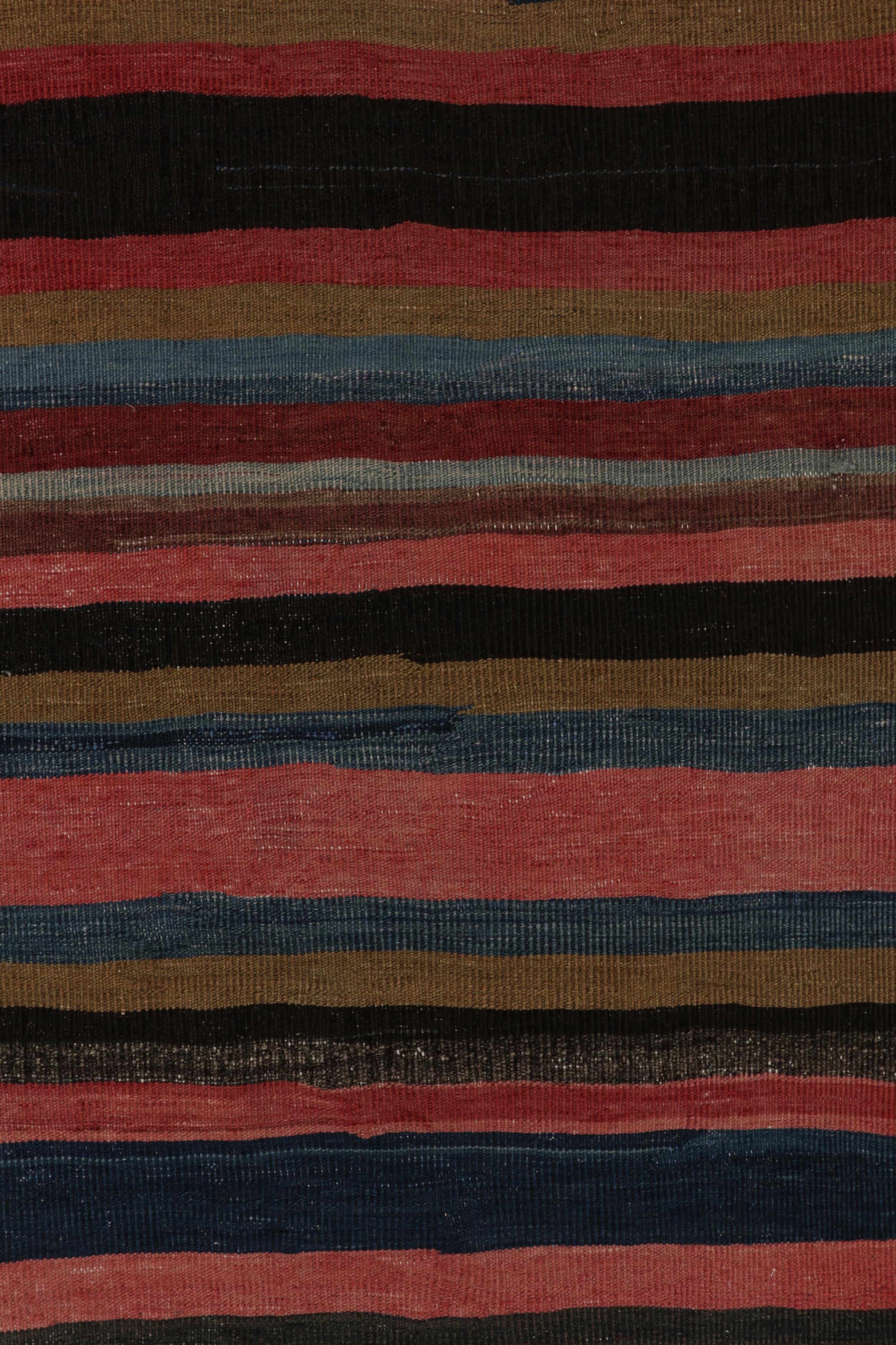 Heriz Serapi Vintage Heriz Kilim persiano a strisce geometriche rosa e verdi - Rug & Kilim in vendita