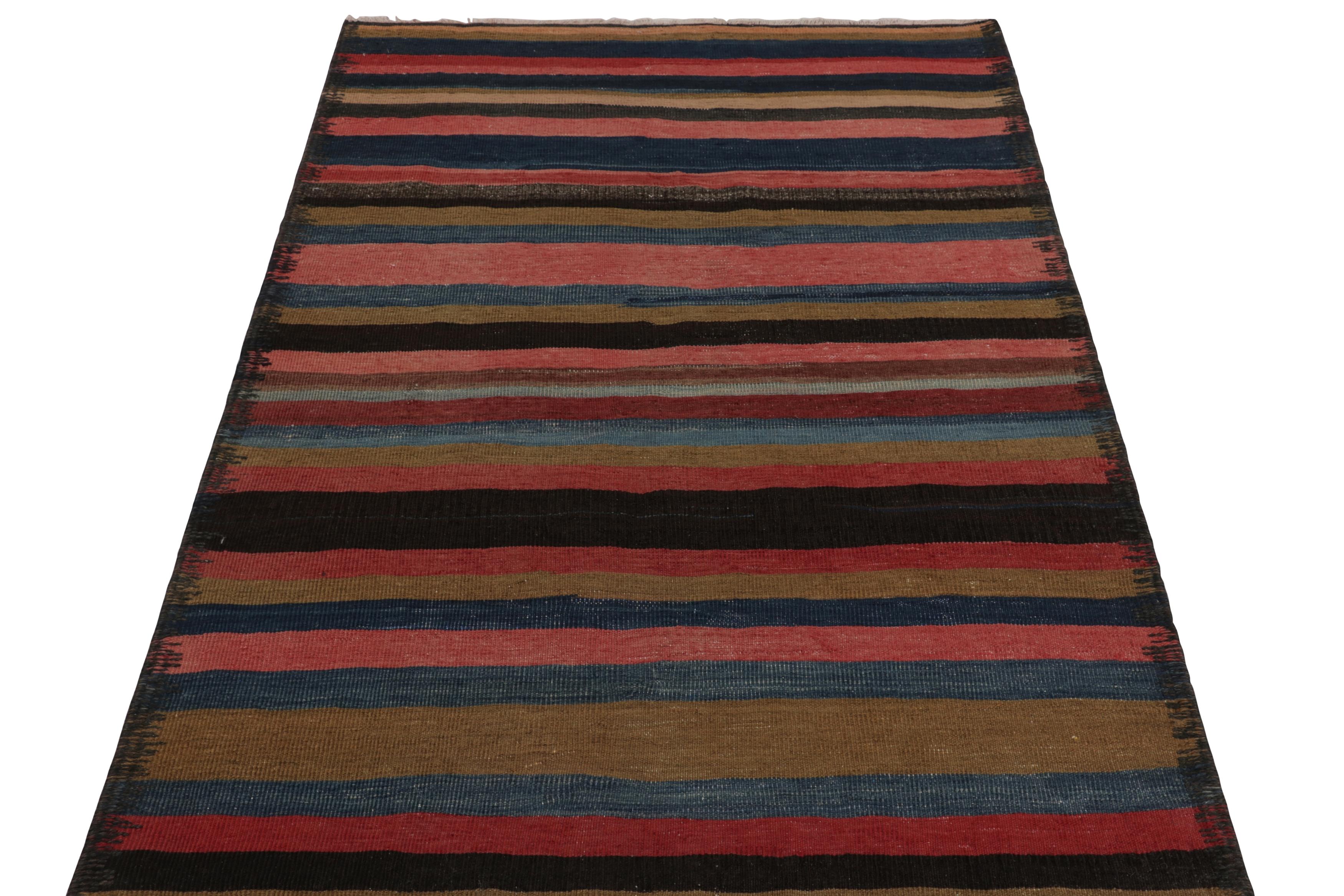 Persiano Vintage Heriz Kilim persiano a strisce geometriche rosa e verdi - Rug & Kilim in vendita
