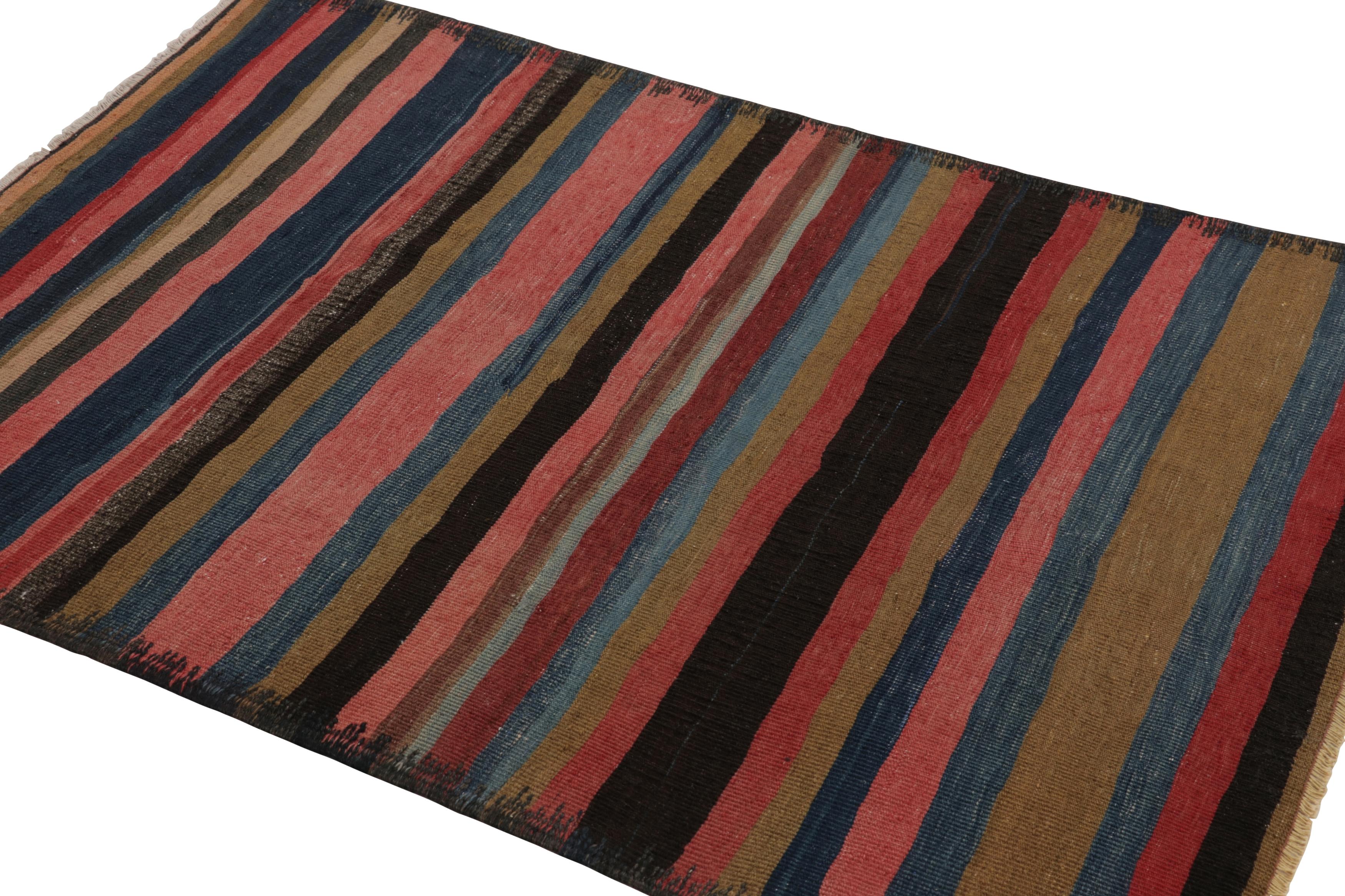Tessuto a mano Vintage Heriz Kilim persiano a strisce geometriche rosa e verdi - Rug & Kilim in vendita