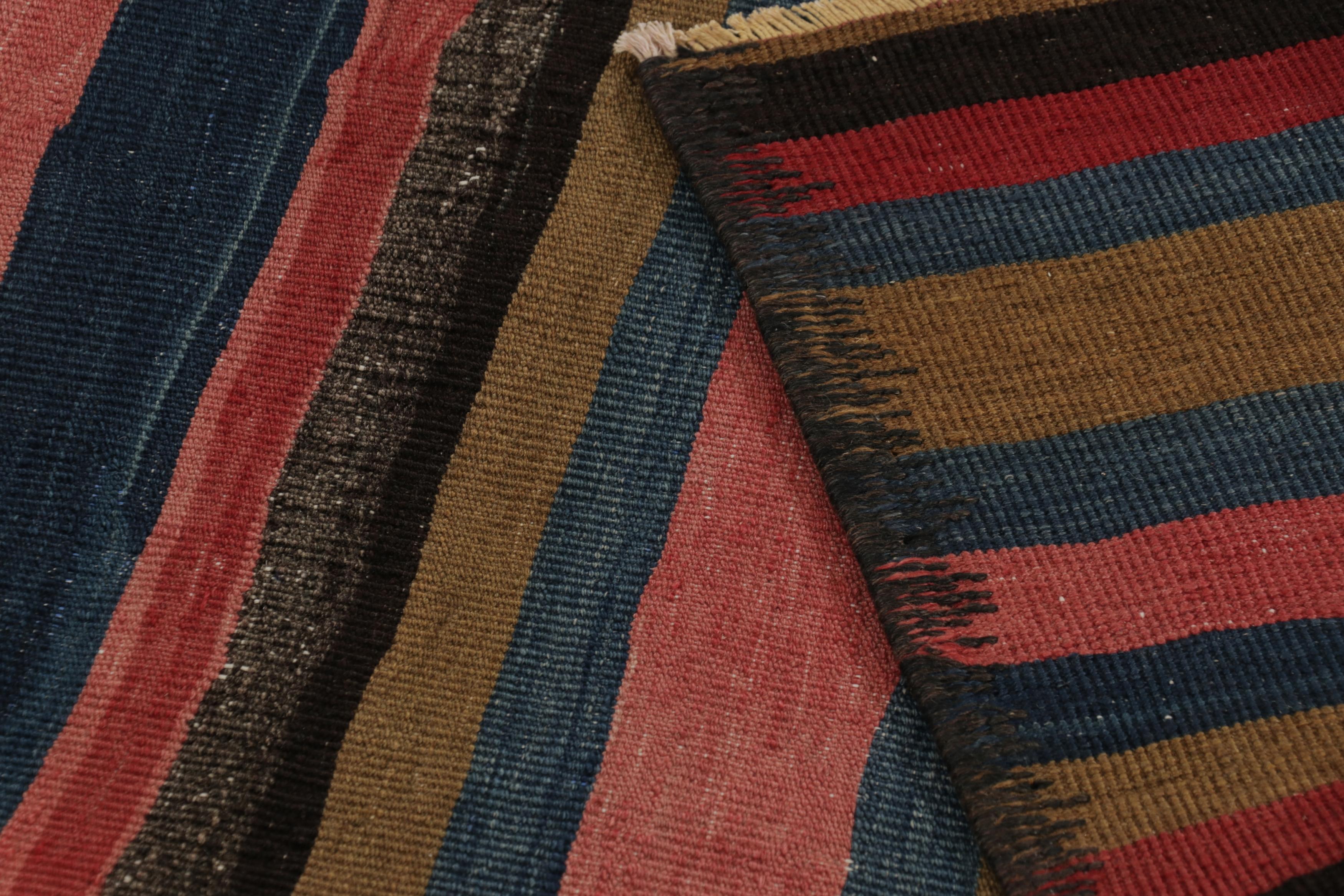 Metà XX secolo Vintage Heriz Kilim persiano a strisce geometriche rosa e verdi - Rug & Kilim in vendita