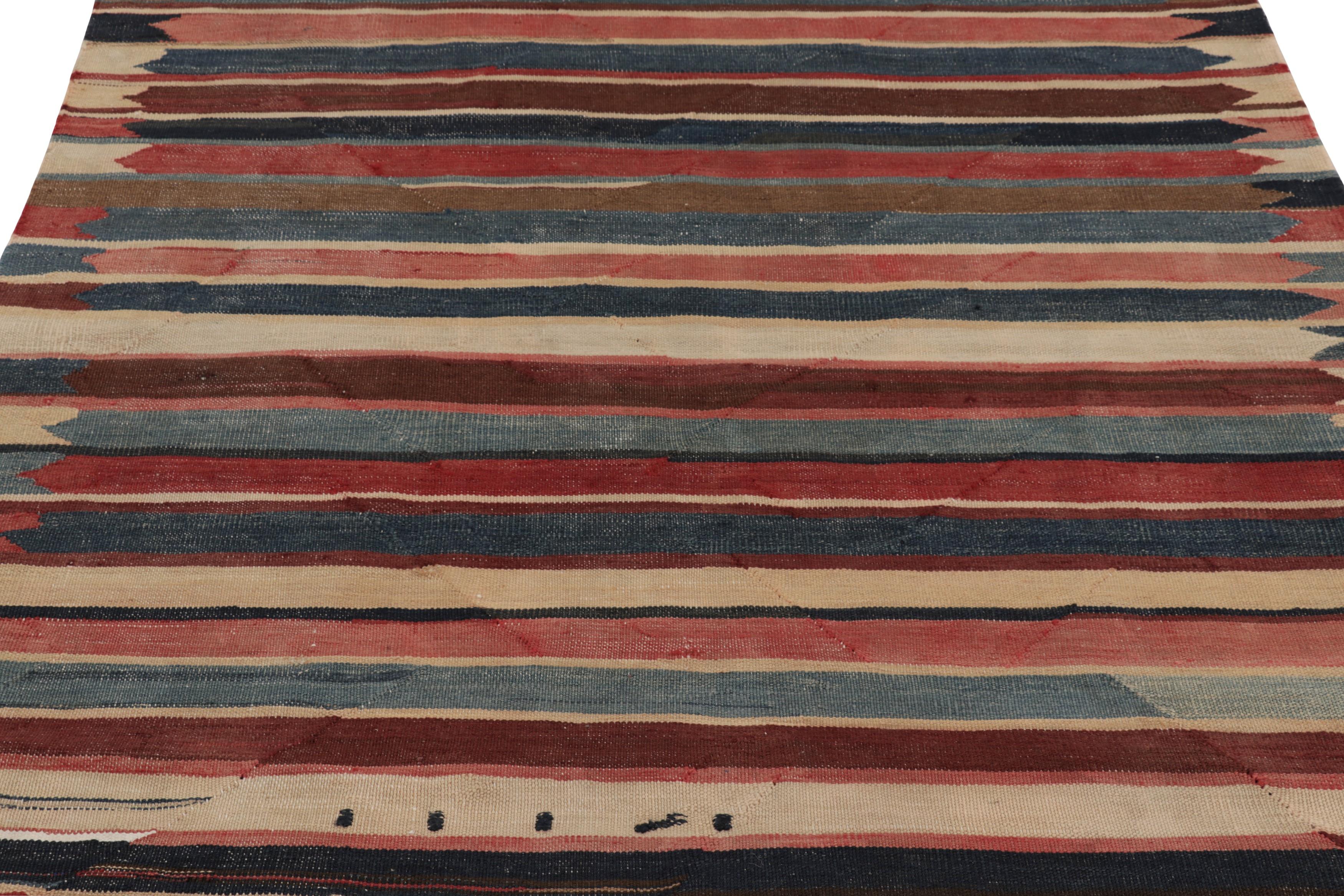 Realizzato con lana tessuta a mano in Persia nel 1950-1960, questo Heriz Kilim vintage 5x7 è un'opera particolarmente luminosa e ricercata di una nuova ed entusiasmante curatela della collezione di Rug & Kilim classici e trame piatte.

Sul