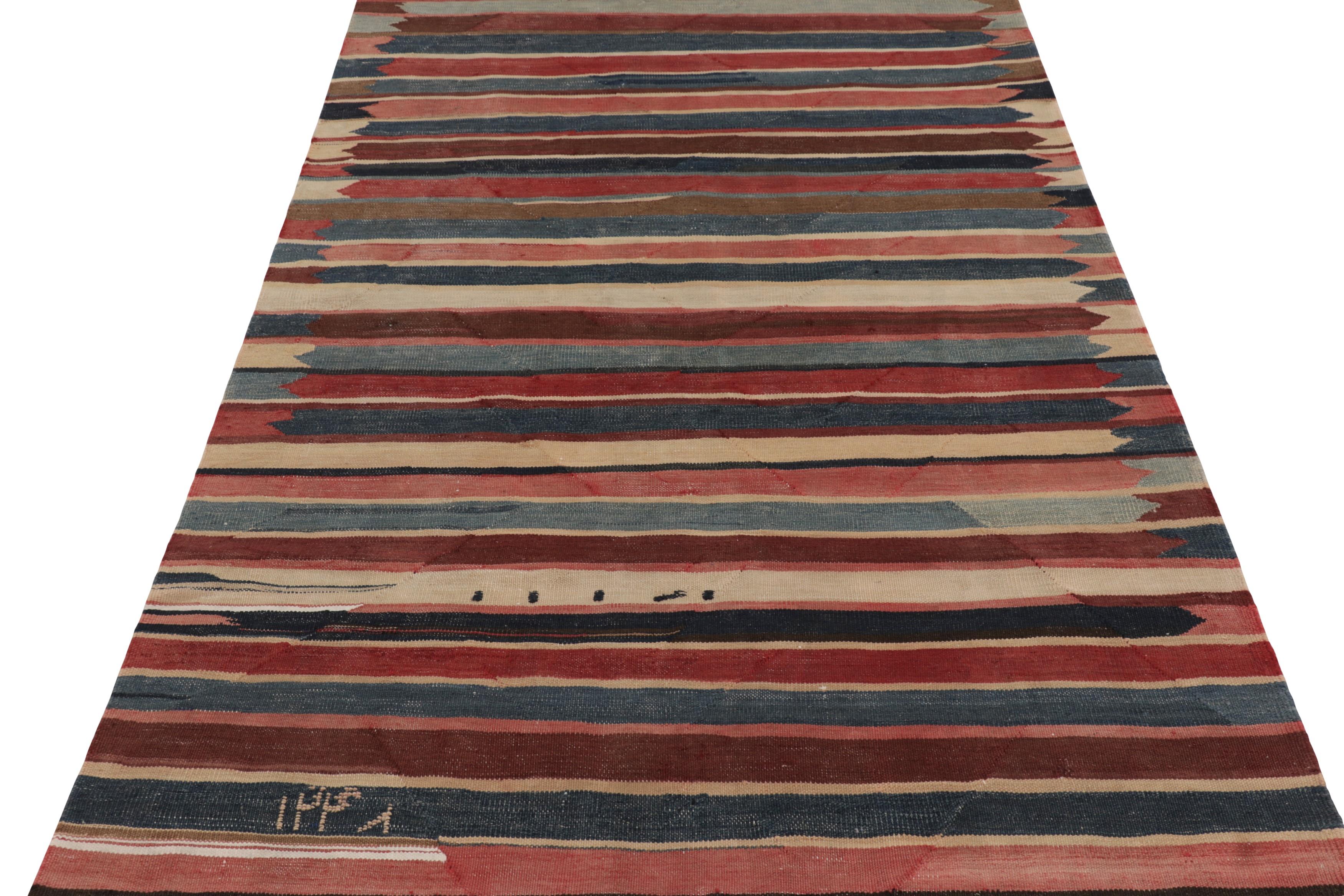 Vintage Heriz Kilim persiano a strisce geometriche rosse e marroni - Rug & Kilim In condizioni buone in vendita a Long Island City, NY