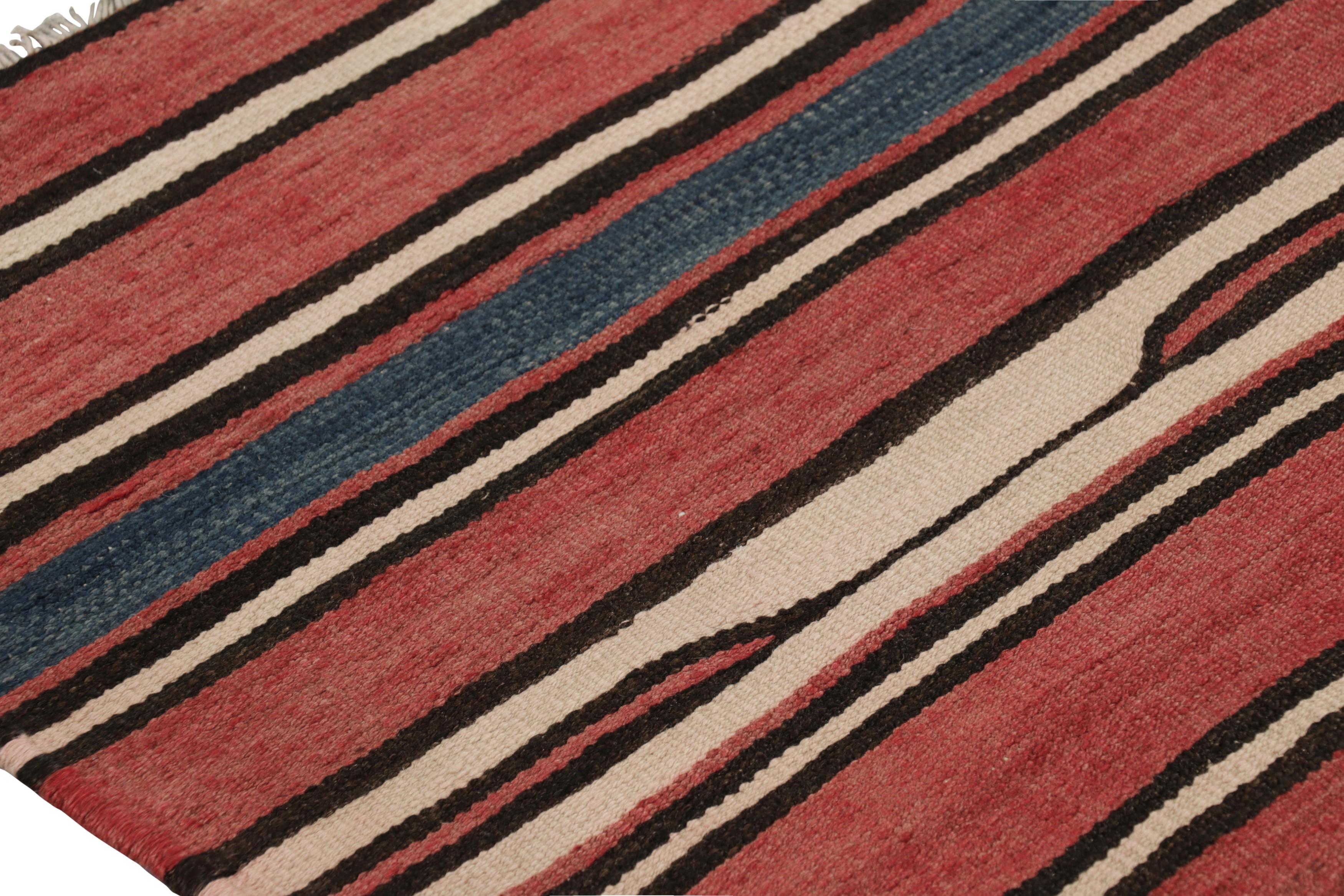 Kilim persa vintage Heriz de rayas geométricas rojas y marrones - Rug & Kilim mediados del siglo XX en venta