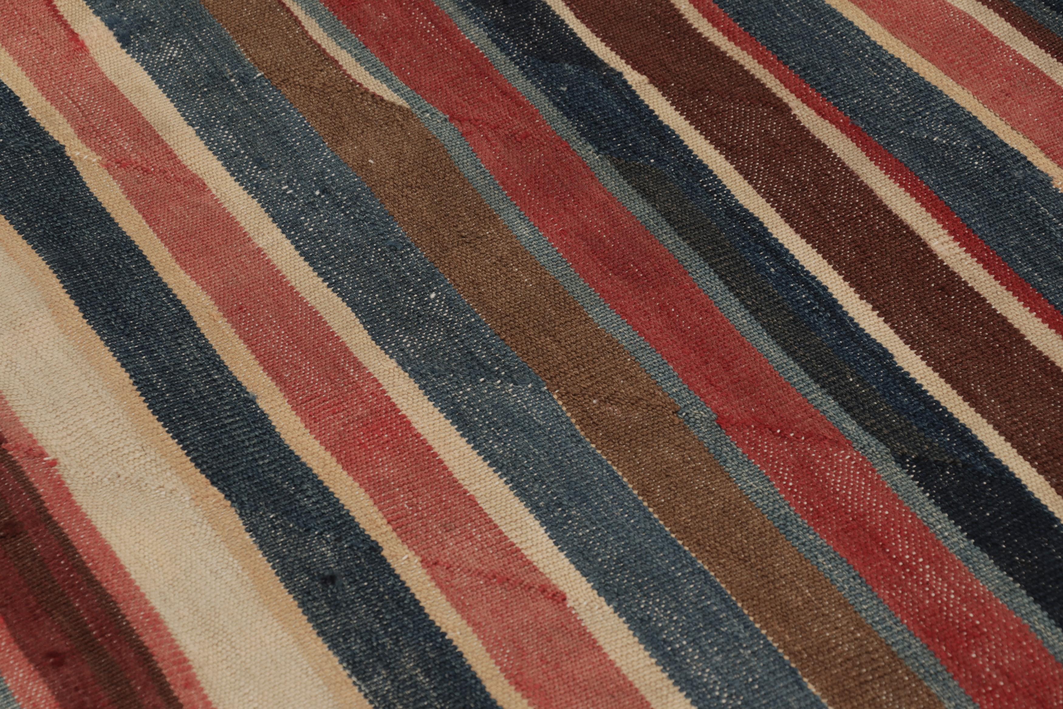 Metà XX secolo Vintage Heriz Kilim persiano a strisce geometriche rosse e marroni - Rug & Kilim in vendita