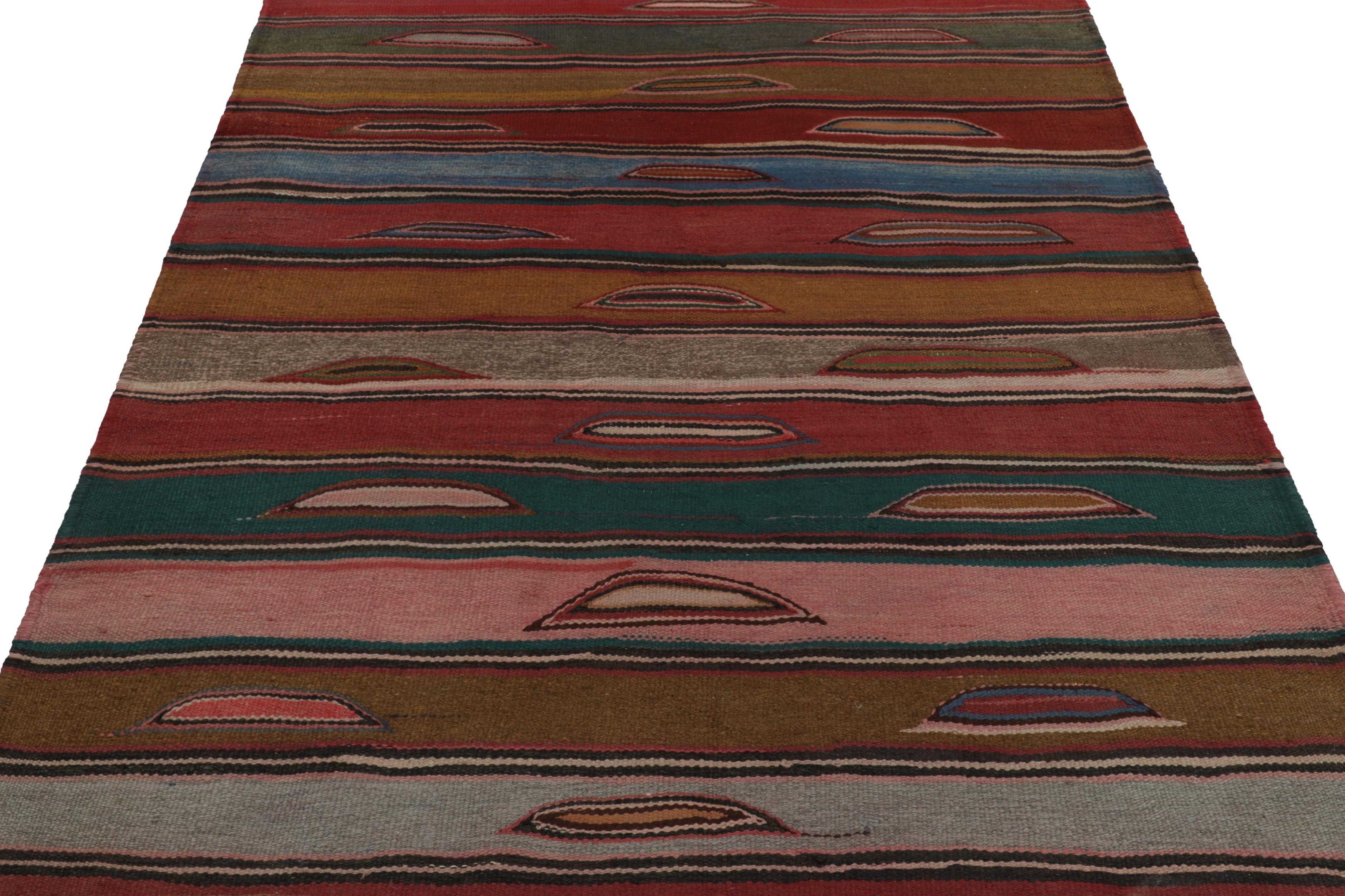Vintage Heriz Persian Square Kilim mit bunten geometrischen Streifen - Rug & Kilim (Persisch) im Angebot