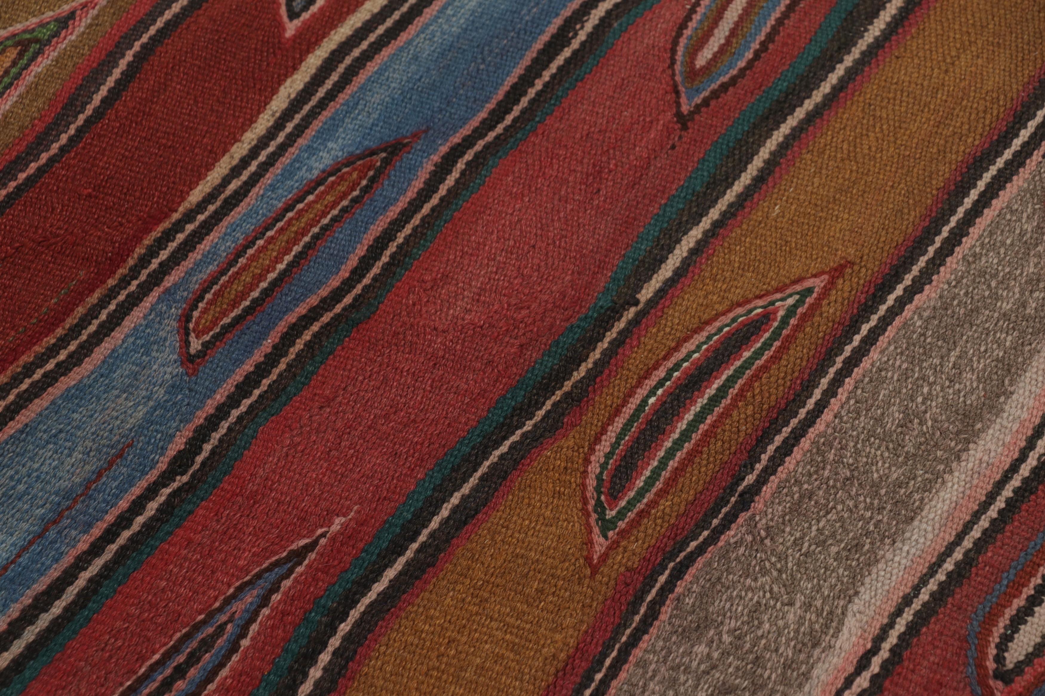 Vintage Heriz Persian Square Kilim mit bunten geometrischen Streifen - Rug & Kilim im Zustand „Gut“ im Angebot in Long Island City, NY