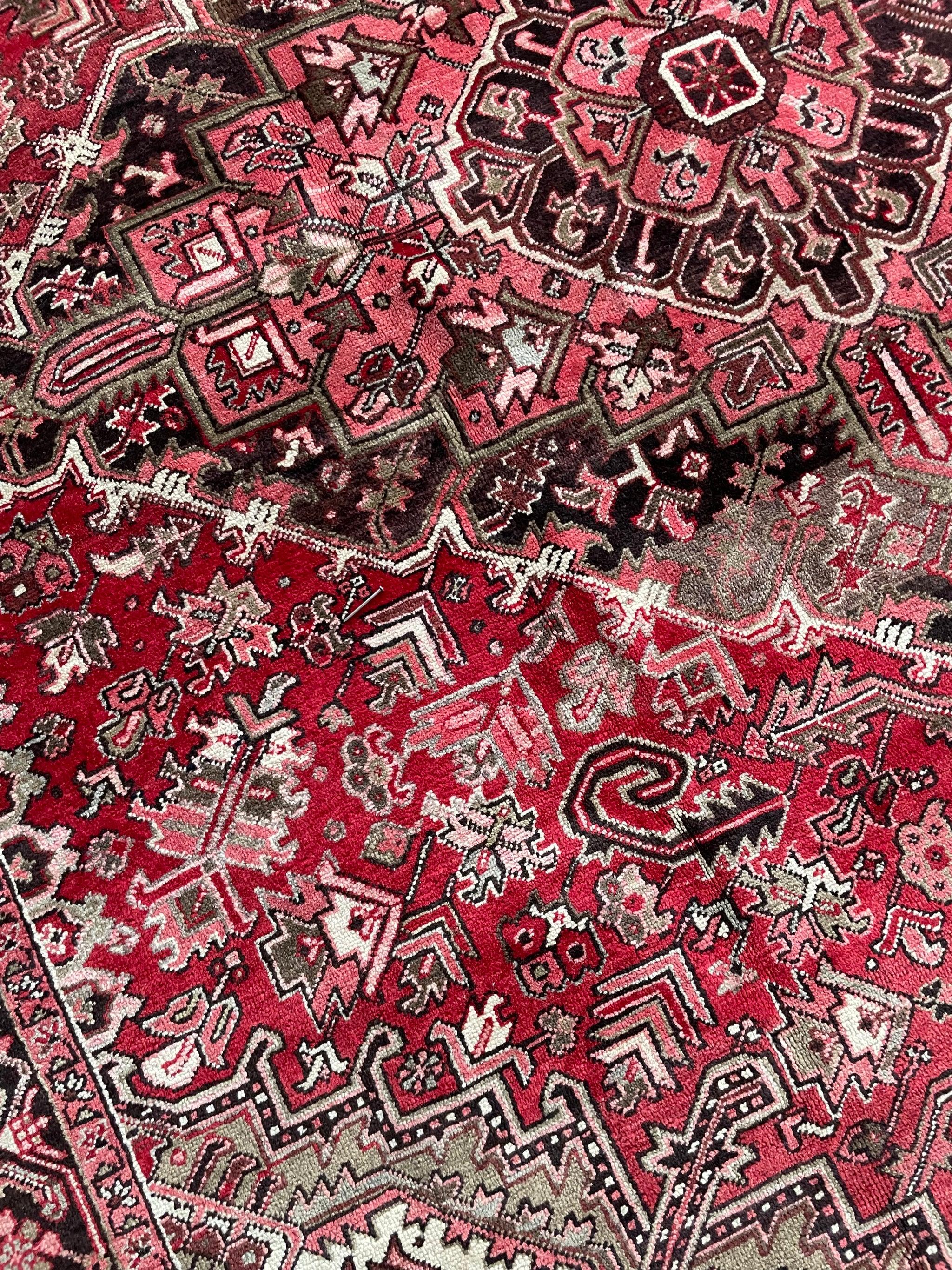 Beauté riche et sans effort avec la laine douce et pelucheuse, Vintage Heriz en parfait état

A propos :  Cette pièce est incroyablement magnifique - il y a quelque chose dans la façon dont les tisserands ont assemblé cette palette de couleurs qui