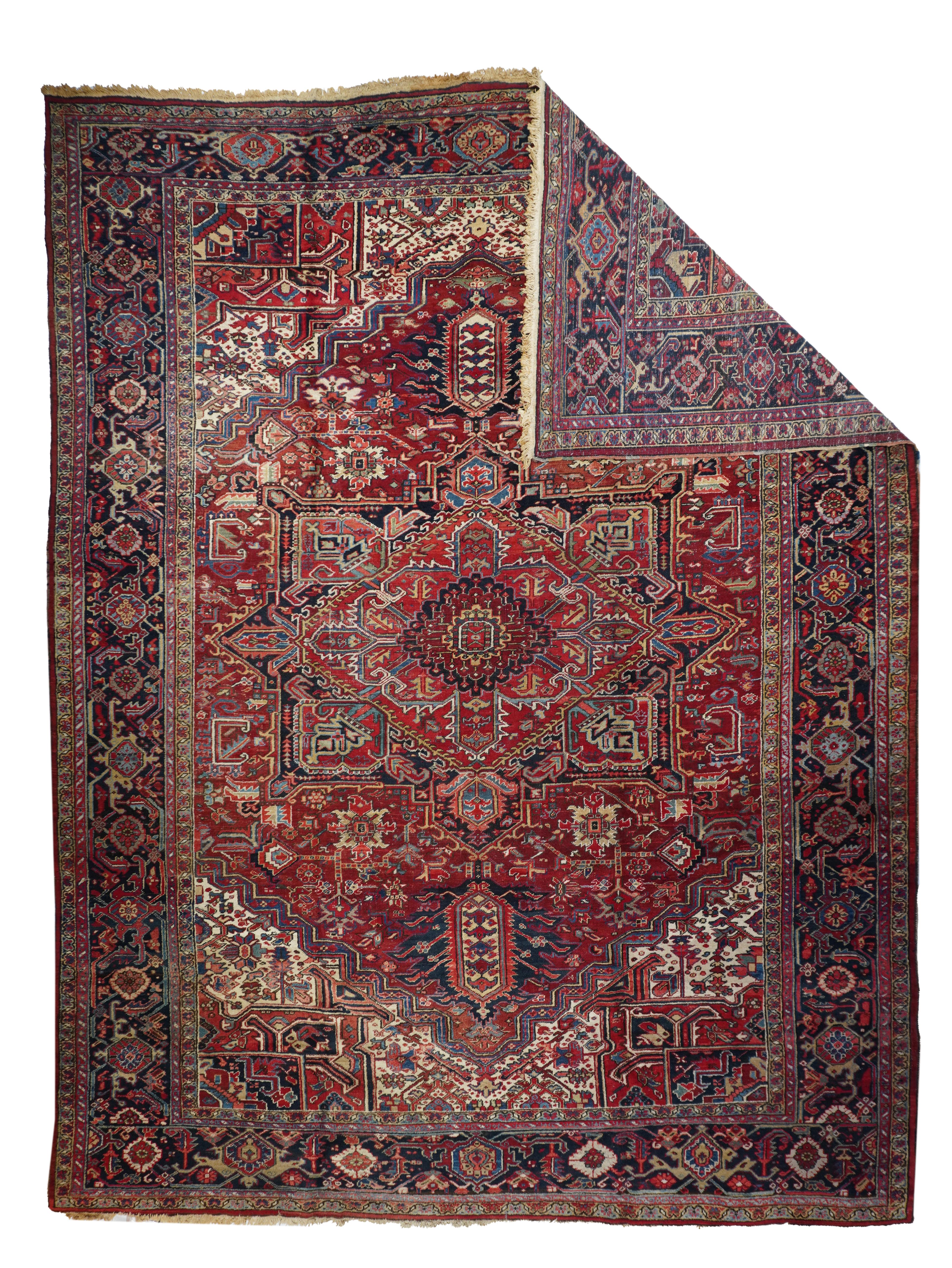 Tappeto Vintage Heriz 11'6'' x 14'6''. I numerosi tappeti del famoso distretto di tessitura persiano del nord-ovest, dai piccoli sparsi ai tappeti giganti e ad alcune passatoie, in motivi semi-geometrici a medaglione, centralizzati e rigorosamente