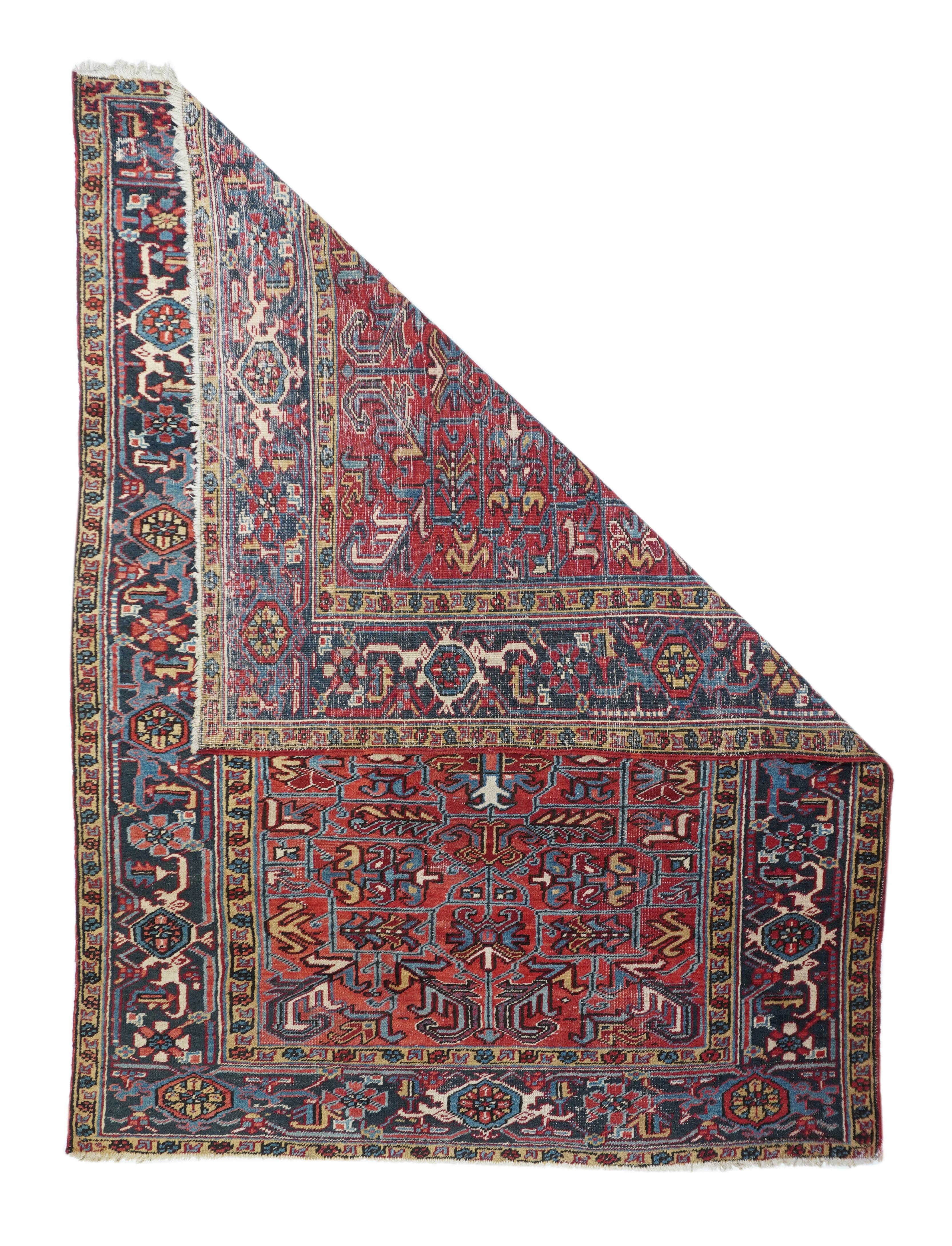 Vintage Heriz Teppich misst 6'4'' x 8'9''. Diese große Streuung teilt alle Mehriban-Merkmale mit ihren größeren Schwestern und zeichnet sich durch ein leicht abgewetztes, zartrotes Feld mit einer ecrufarbenen und fast schwarzen, hakenbesetzten