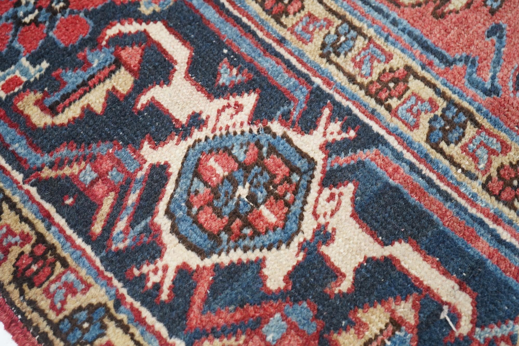 Vintage Heriz-Teppich im Zustand „Gut“ im Angebot in New York, NY