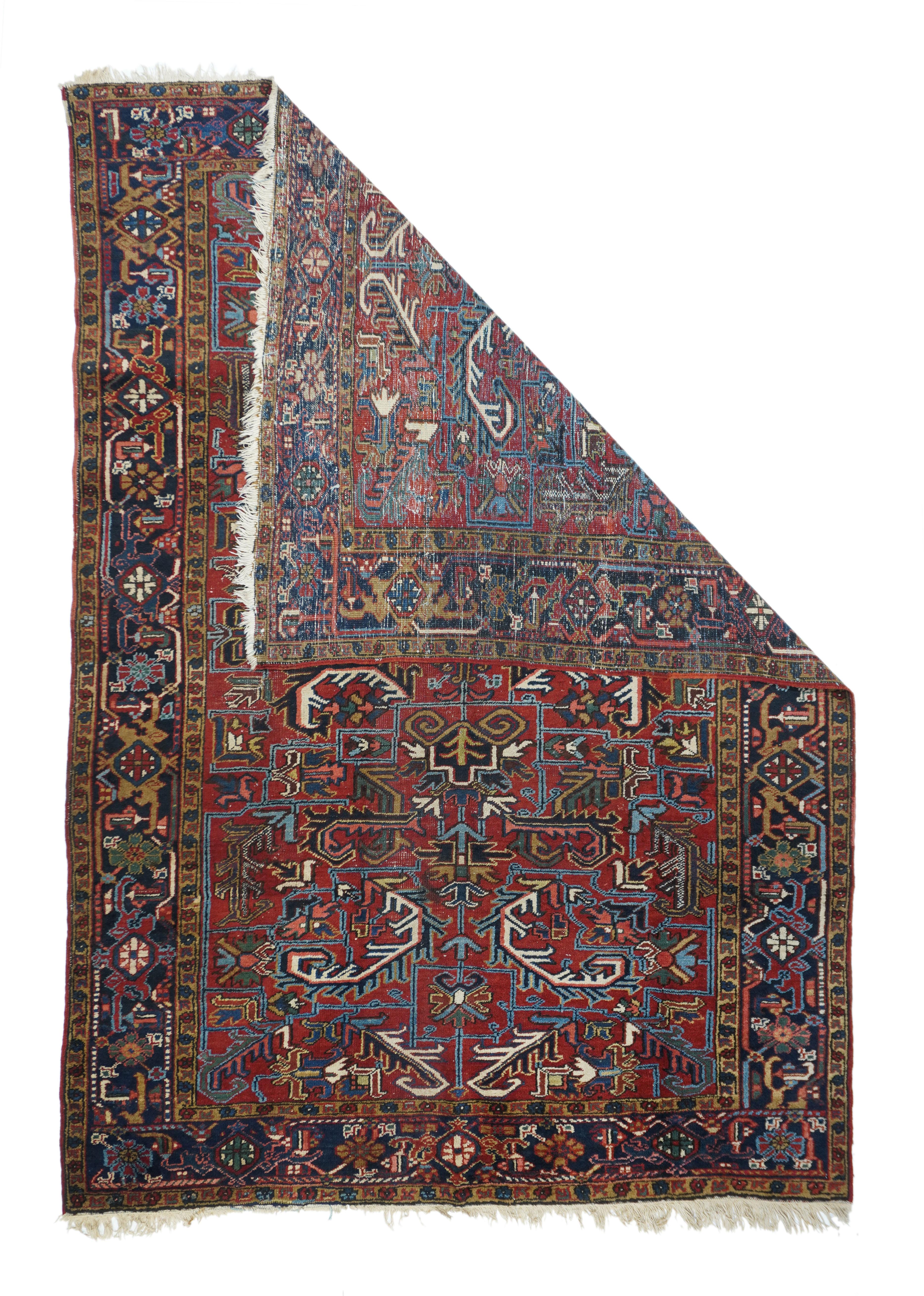 Alfombra Vintage Heriz¬†6'5'' x 9'. Campo rojo: sí. Hojas enganchadas: no. Esta inusual dispersión rural persa del NO, moderadamente gruesa, muestra un hexágono central crudo y ladrillo enganchado y hexágonos laterales medio en suite crudos.