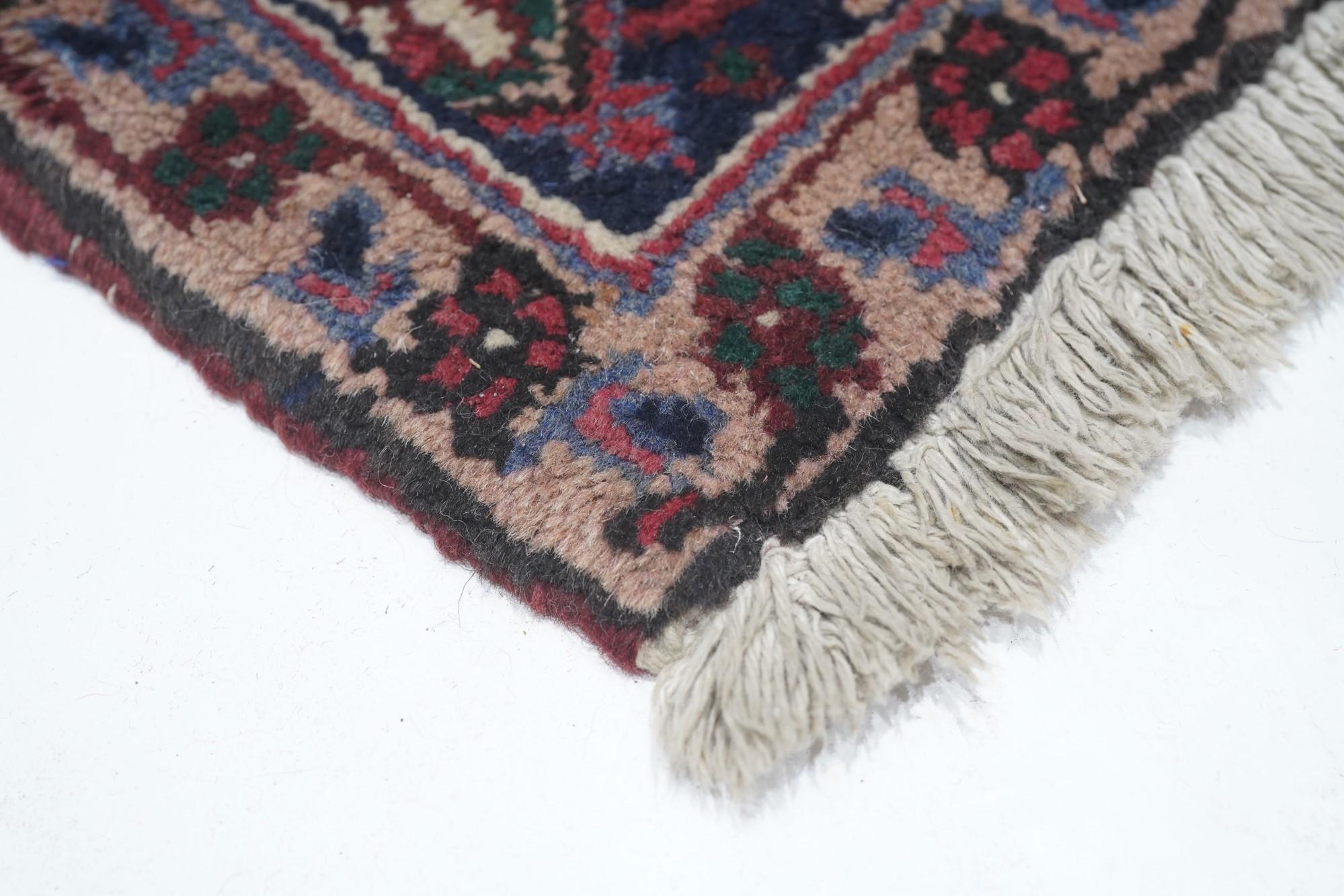 Vintage Heriz Rug 6'7'' x 9'8'' In Good Condition For Sale In New York, NY