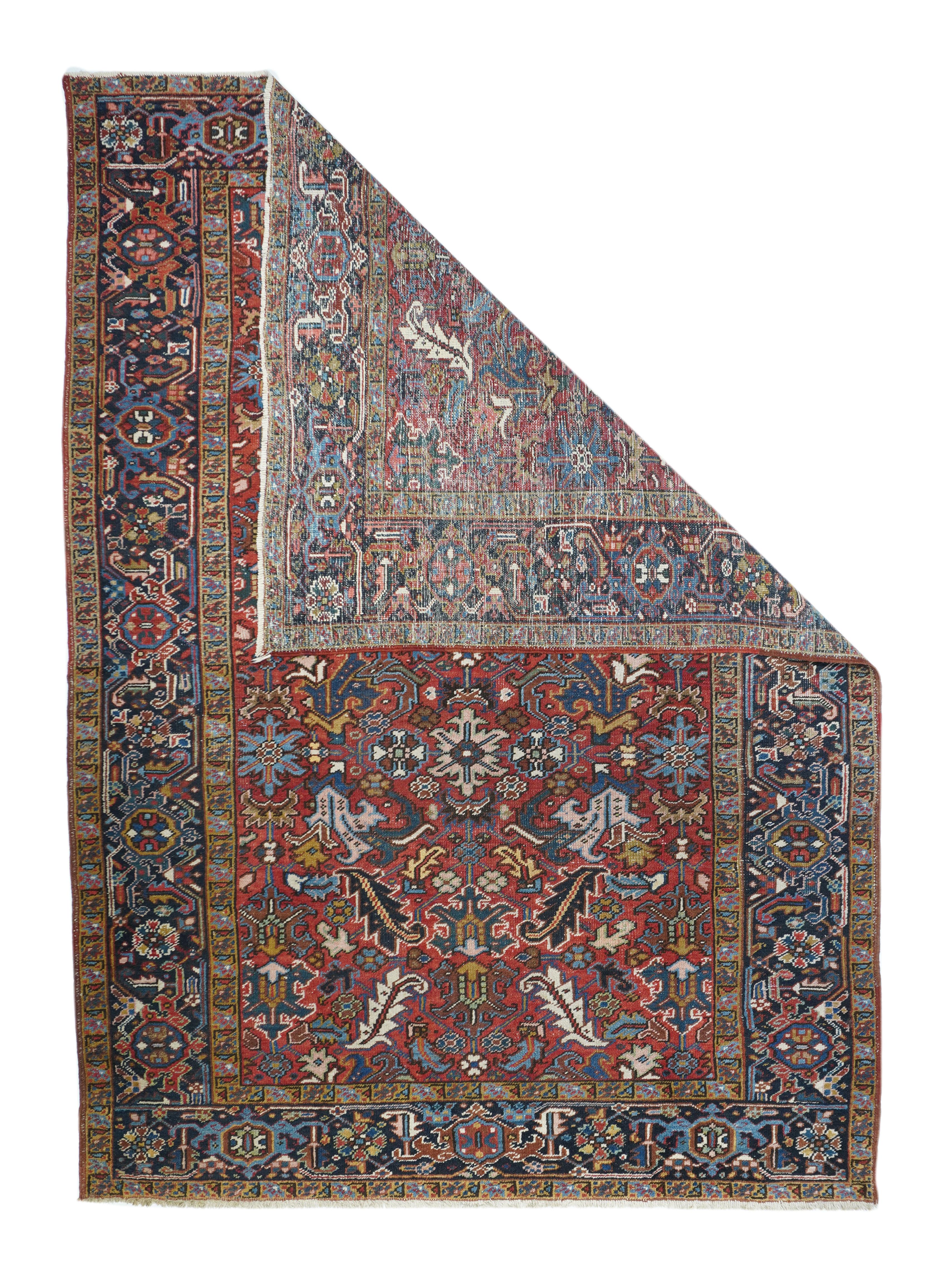 Tapis Vintage Heriz 7' x 10'. Le champ de garance rouge rouille présente des feuilles obliques subtilement enroulées et accrochées à la pointe, de couleur écrue et presque noire, mêlées à des fleurs de profil exubérantes bleu poudre et vert foncé, à