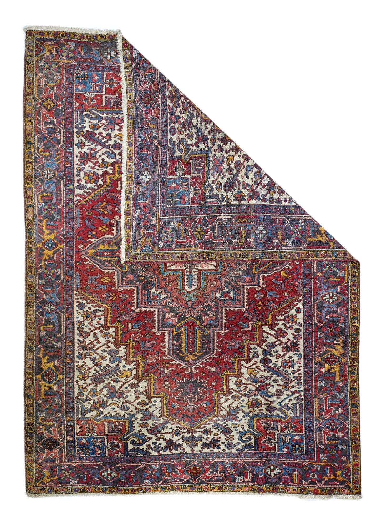 Vintage Heriz Teppich 7'10'' x 10'11''. Das gestufte rote Feld ist sehr leicht konkav und wird von einem blau-, rosé- und cremefarbenen Medaillon mit inneren Anhängern und strahlenden Blüten zentriert. Strahlende Blumen schmücken das Feld und die