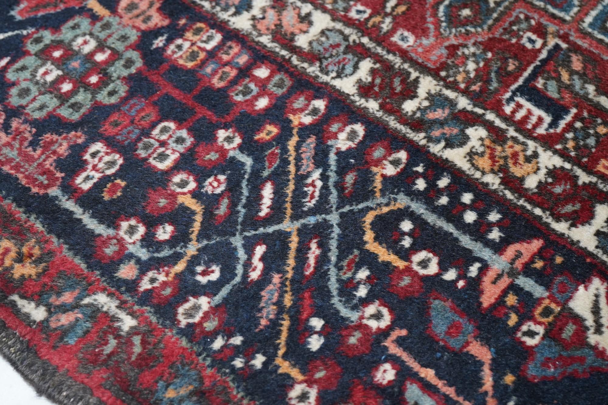 Vintage Heriz Rug 7'5'' x 11'2'' In Good Condition For Sale In New York, NY