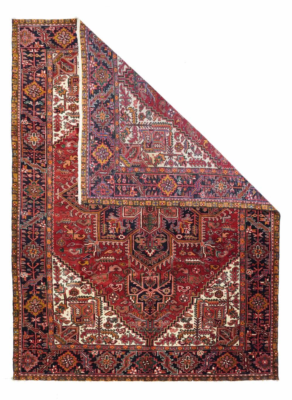 Vintage Heriz Teppich 7'8'' x 11'0''. Die enge Abstufung des sechseckigen roten Feldes findet sich in den Widerhaken, Abstufungen und Fransen des marineblauen Oktogramm-Medaillons und den Nebenblättern in den Ecken wieder. Rosafarbenes