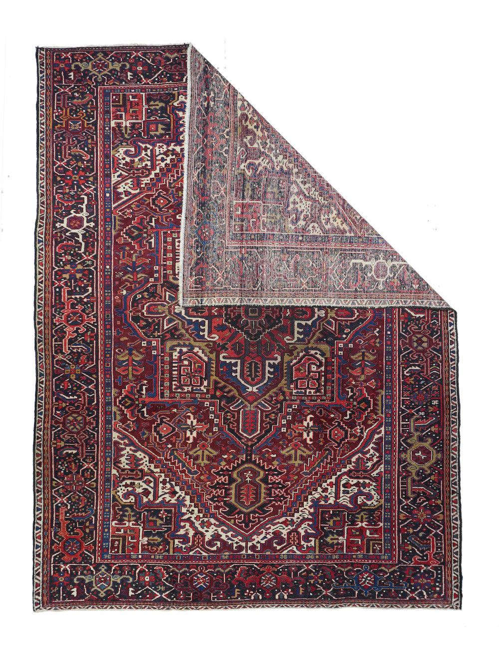 Vintage Heriz Teppich 7'9'' x 10'8''. Ein klassisches Vintage Heriz mit gut gefüllten, elfenbeinfarbenen Ecken und einem satten roten Feld, in dessen Mitte ein eher geometrisches marine-schwarzes Oktogramm-Medaillon steht, das ein lachsfarbenes