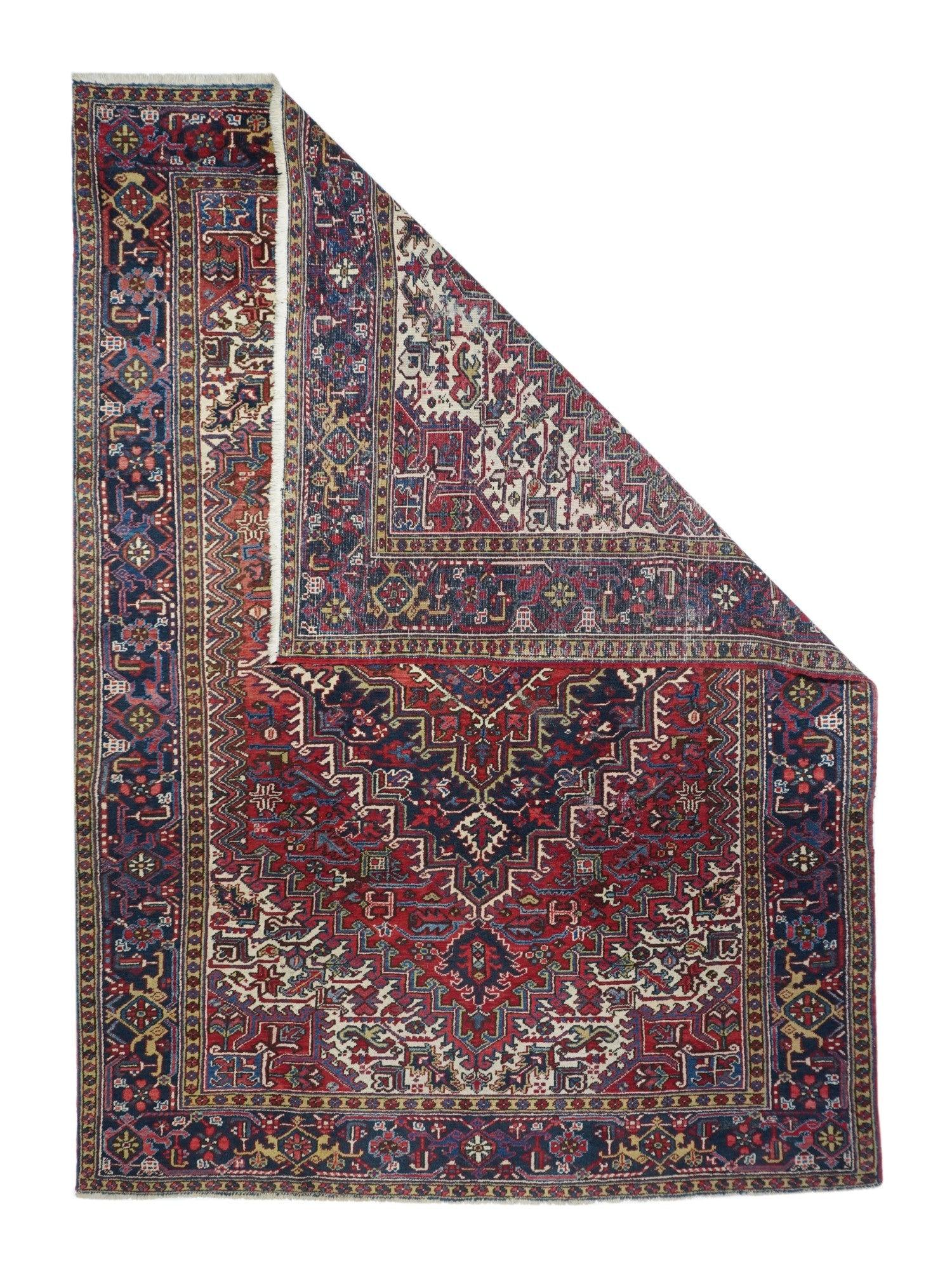 Vintage Heriz Teppich 7'9'' x 11'2''. Wir lieben Teppiche aus dem Heriz-Gebiet, und dieses charakteristische Beispiel zeigt ein gestuftes rotes Feld, cremefarbene Ecken und ein breit gestuftes marinefarbenes Medaillon mit einem gestuften roten