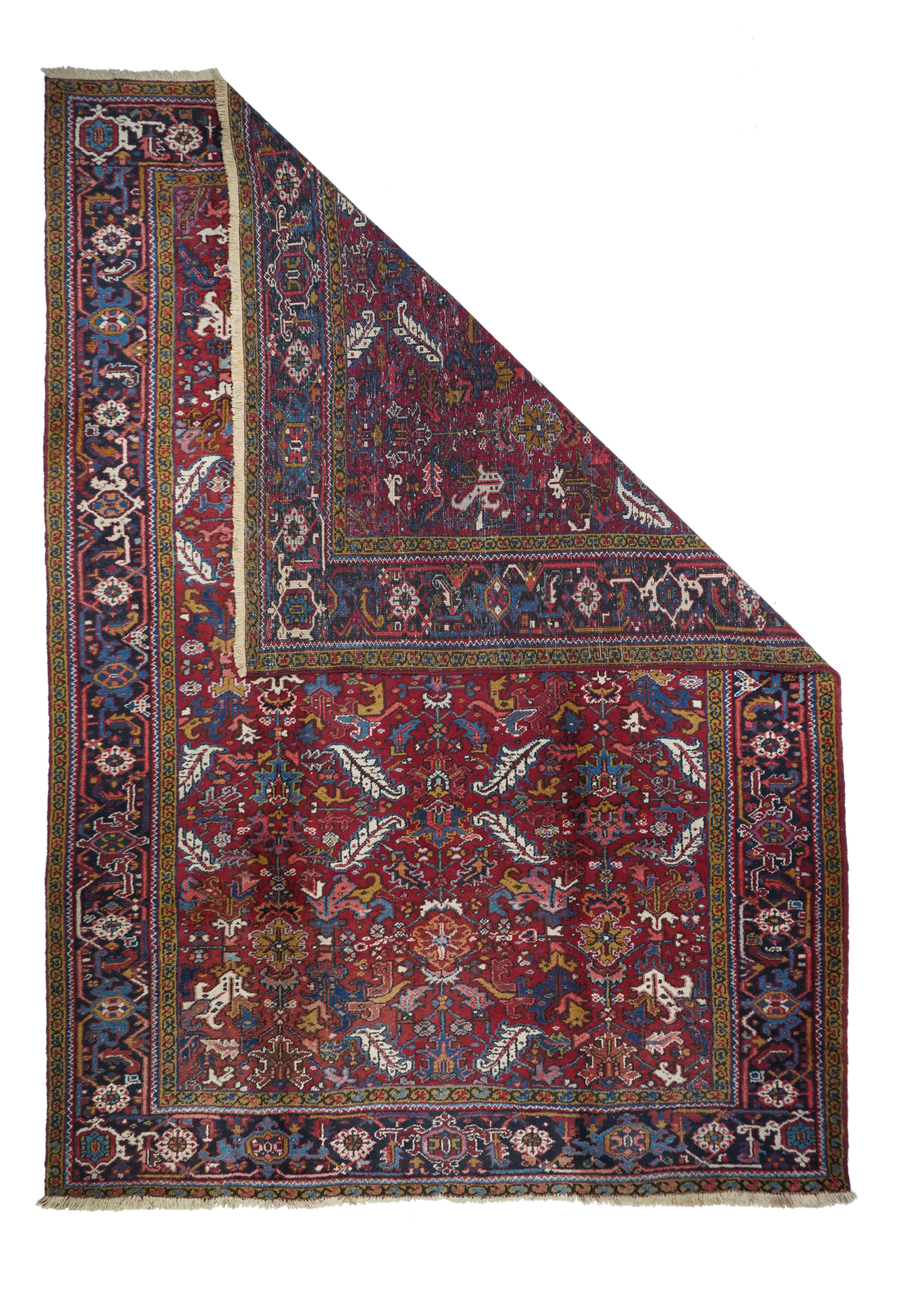 Tappeto Heriz vintage, misure: 8' x 11'2''. Coppie di foglie ecrù, croccanti, venate e arricciate definiscono il motivo allover di palmette e pali, accentuato in verde, senape, salmone bruciato e azzurro. L'elaborato bordo a tartaruga rovesciata