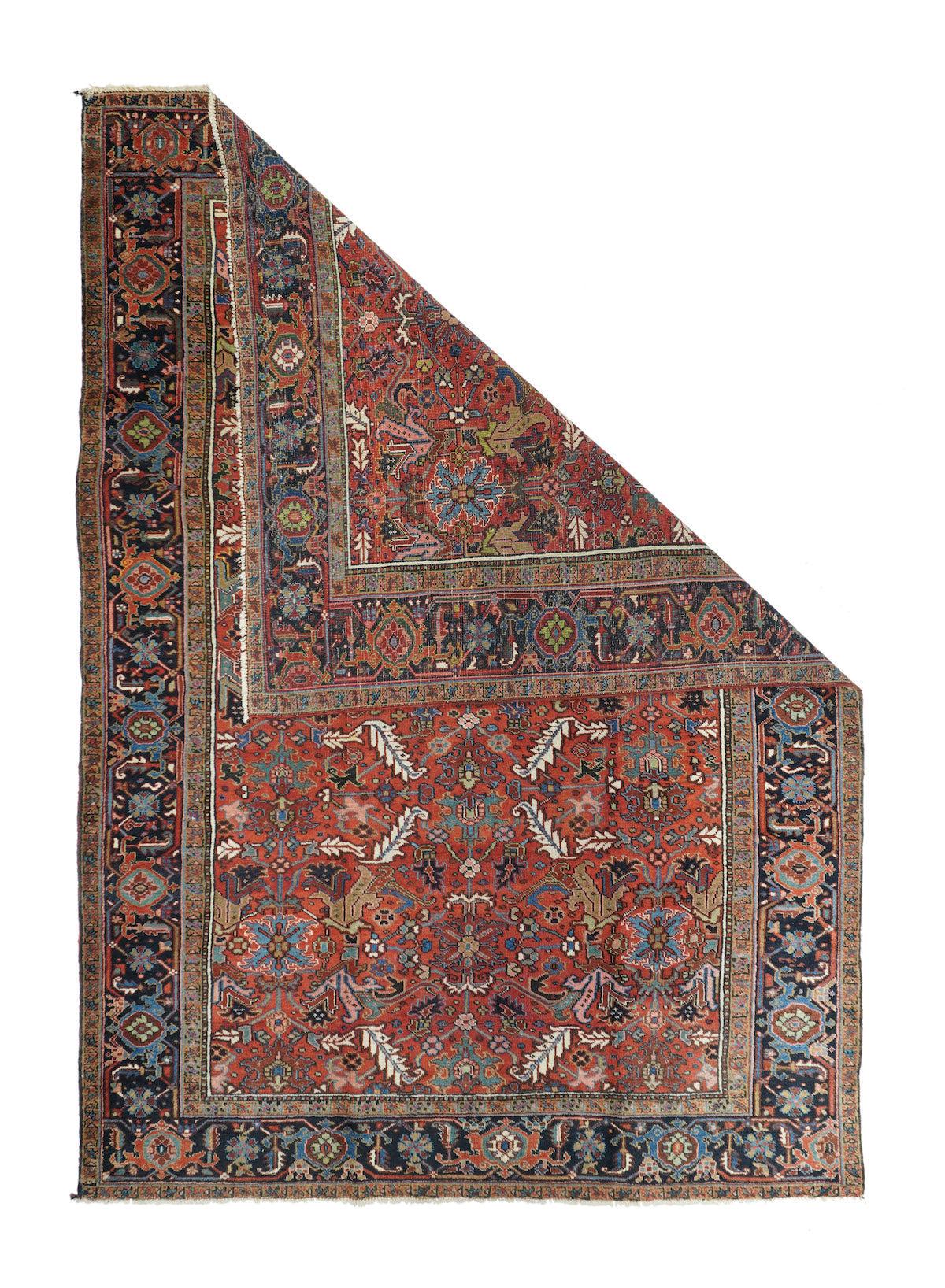 Tappeto Vintage Heriz 8'2'' x 11'2''. Il campo del disegno allover rosso ruggine è definito da coppie di foglie venate e spinate in ecru e da stelle a sei petali in ecru e quasi nero. Blu chiaro e medio, accenti verdi e giallo paglierino. Bordo