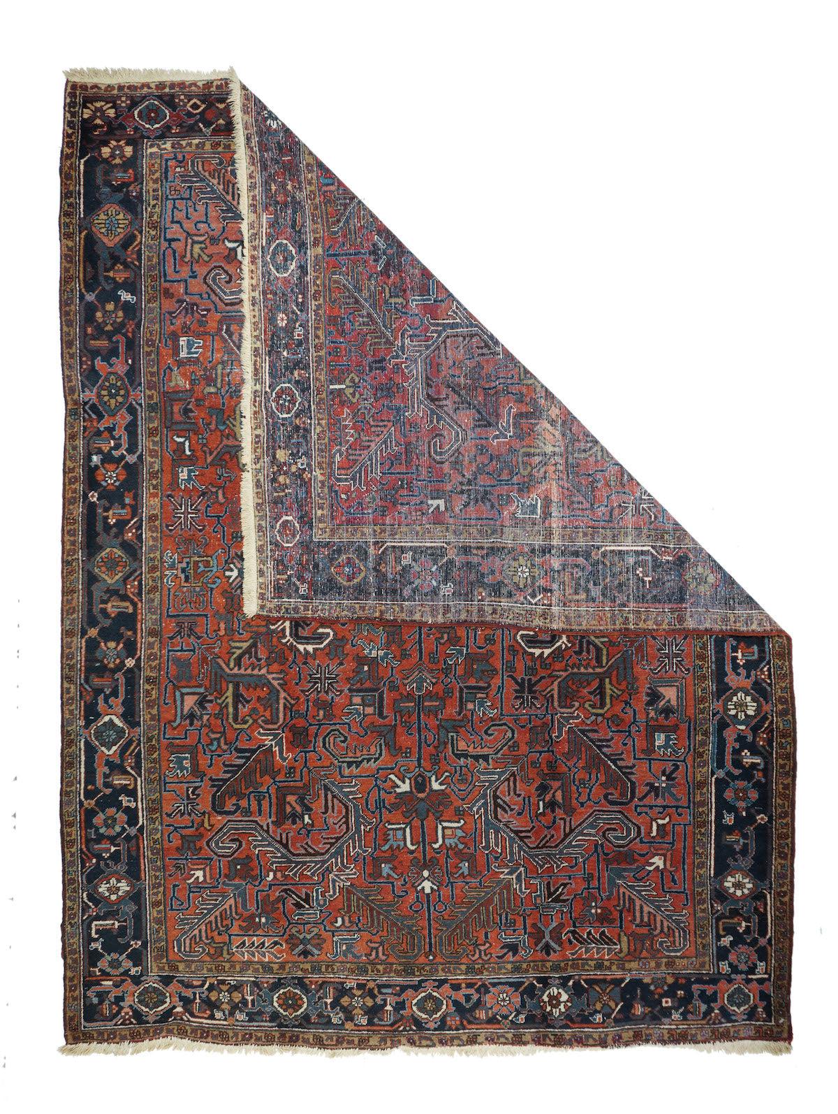 Vintage Heriz Teppich 8'4'' x 10'10''. Das leicht abgewetzte karminrote Feld ist mit stilisierten, geometrischen Blättern verziert, die besonders durch vier auffällige ecrufarbene Blätter mit eingerollten äußeren Enden und fransigen Rändern
