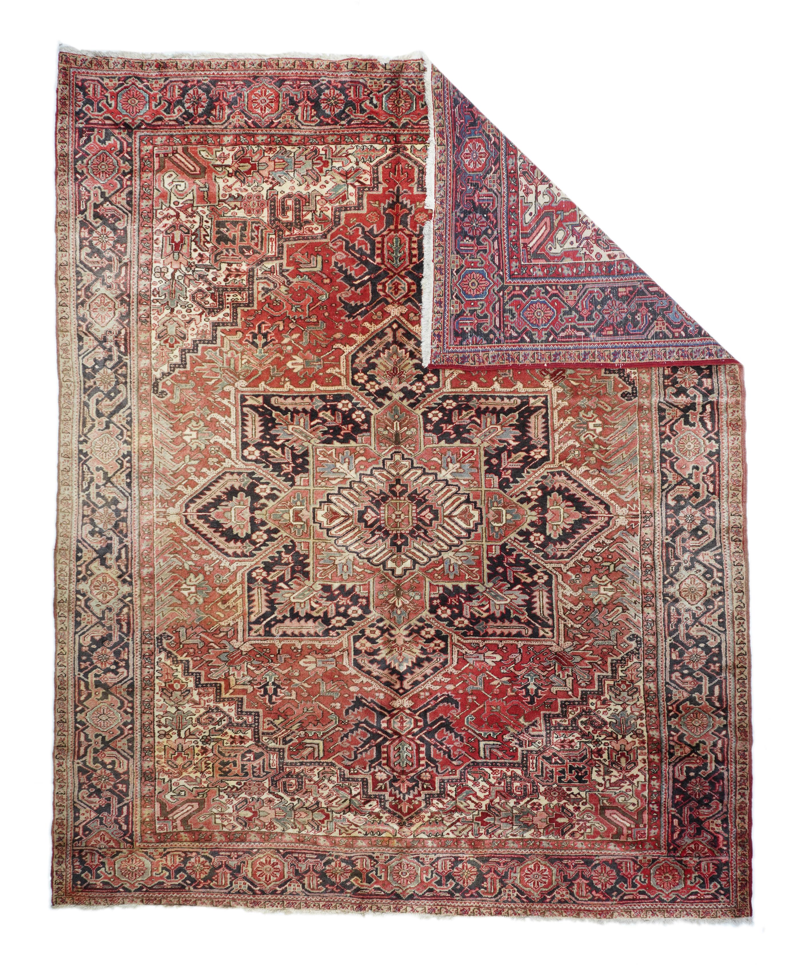 Alfombra Vintage Heriz 9'6'' x 11'11''. Las numerosas alfombras del famoso distrito de tejeduría persa del noroeste, desde pequeñas alfombras dispersas hasta alfombras gigantes y algunos corredores, en medallón semi-geométrico, patrones