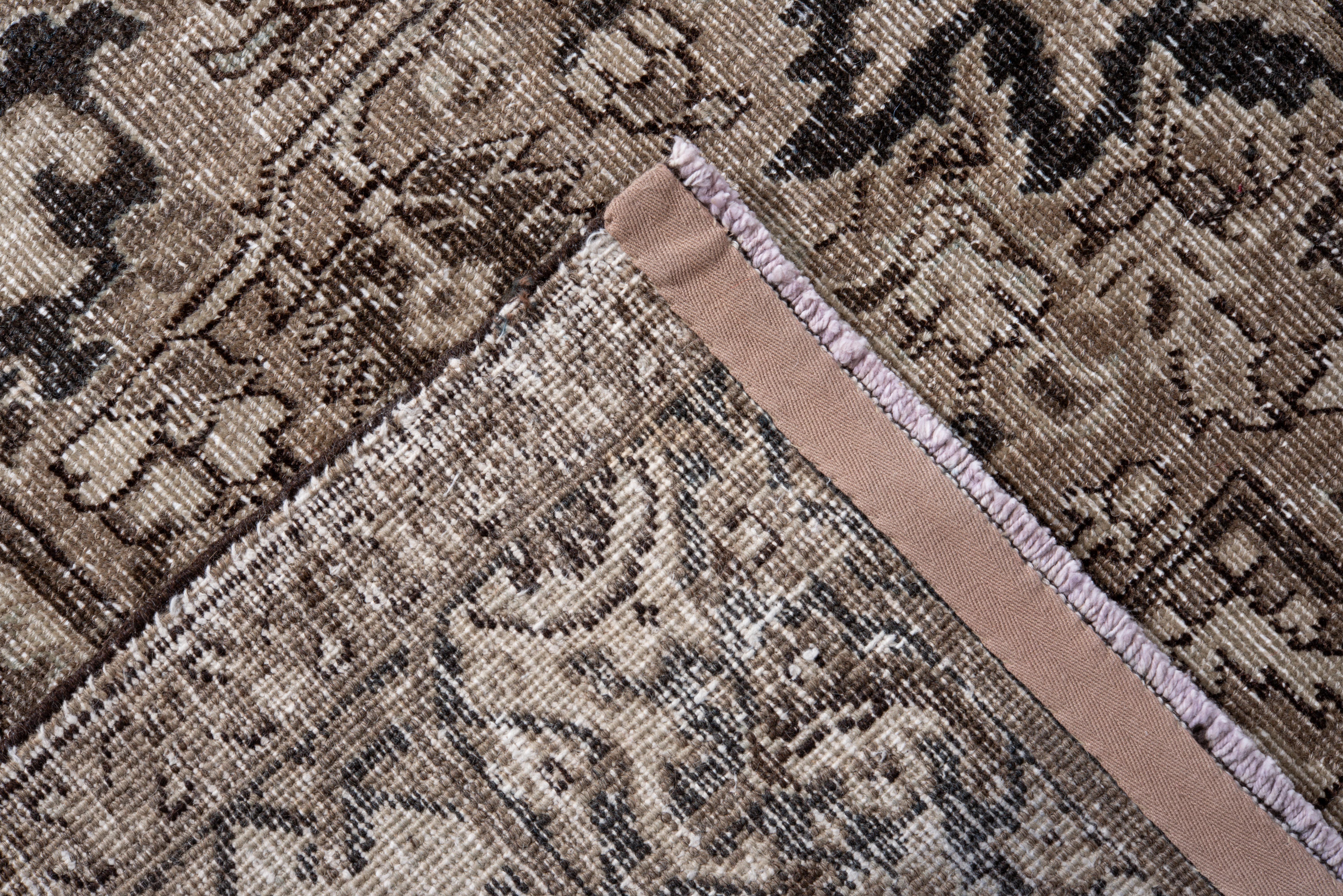 Tapis Vintage Heriz médaillon ivoire en noyer et charbon de bois Bon état - En vente à New York, NY