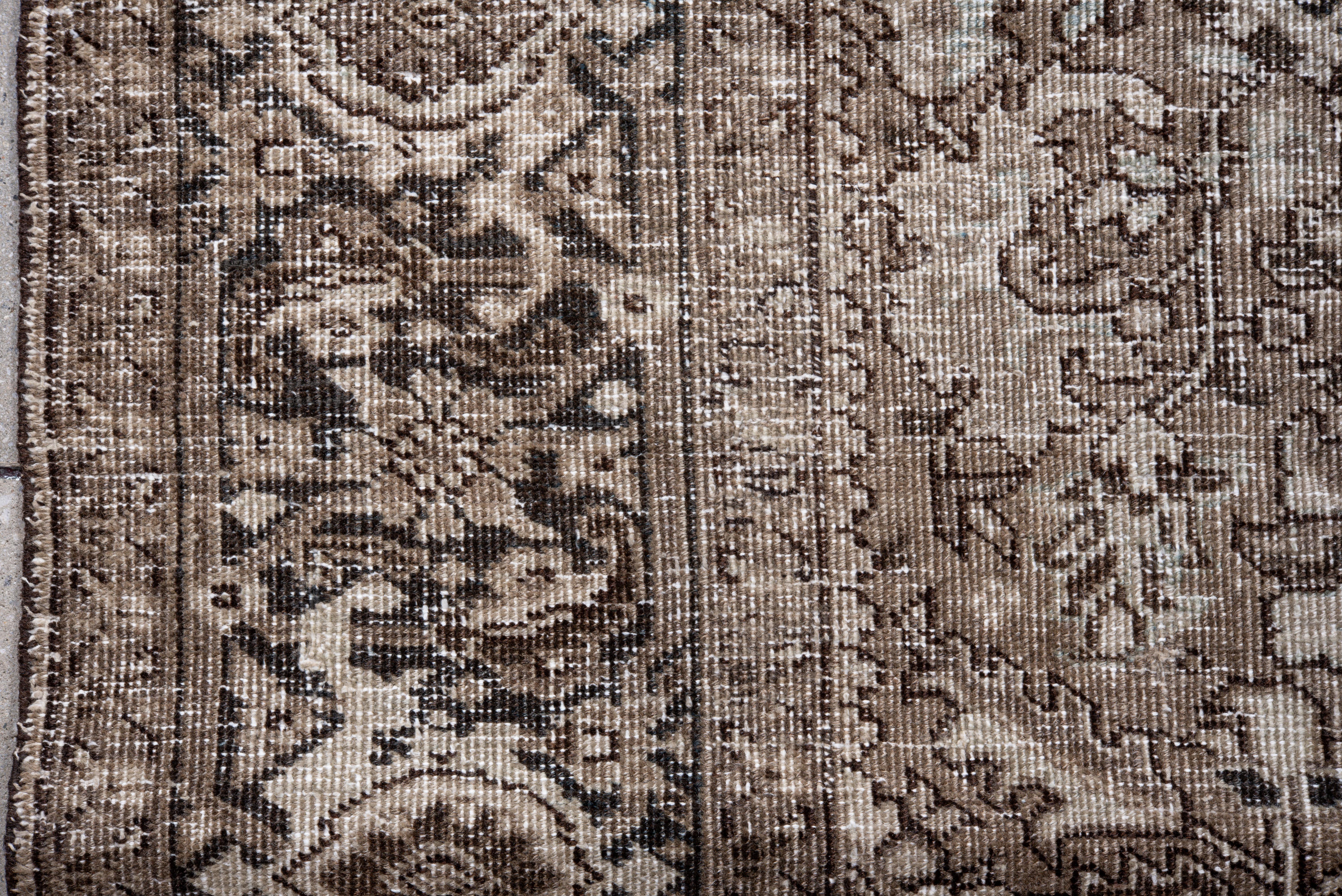 20ième siècle Tapis Vintage Heriz médaillon ivoire en noyer et charbon de bois en vente