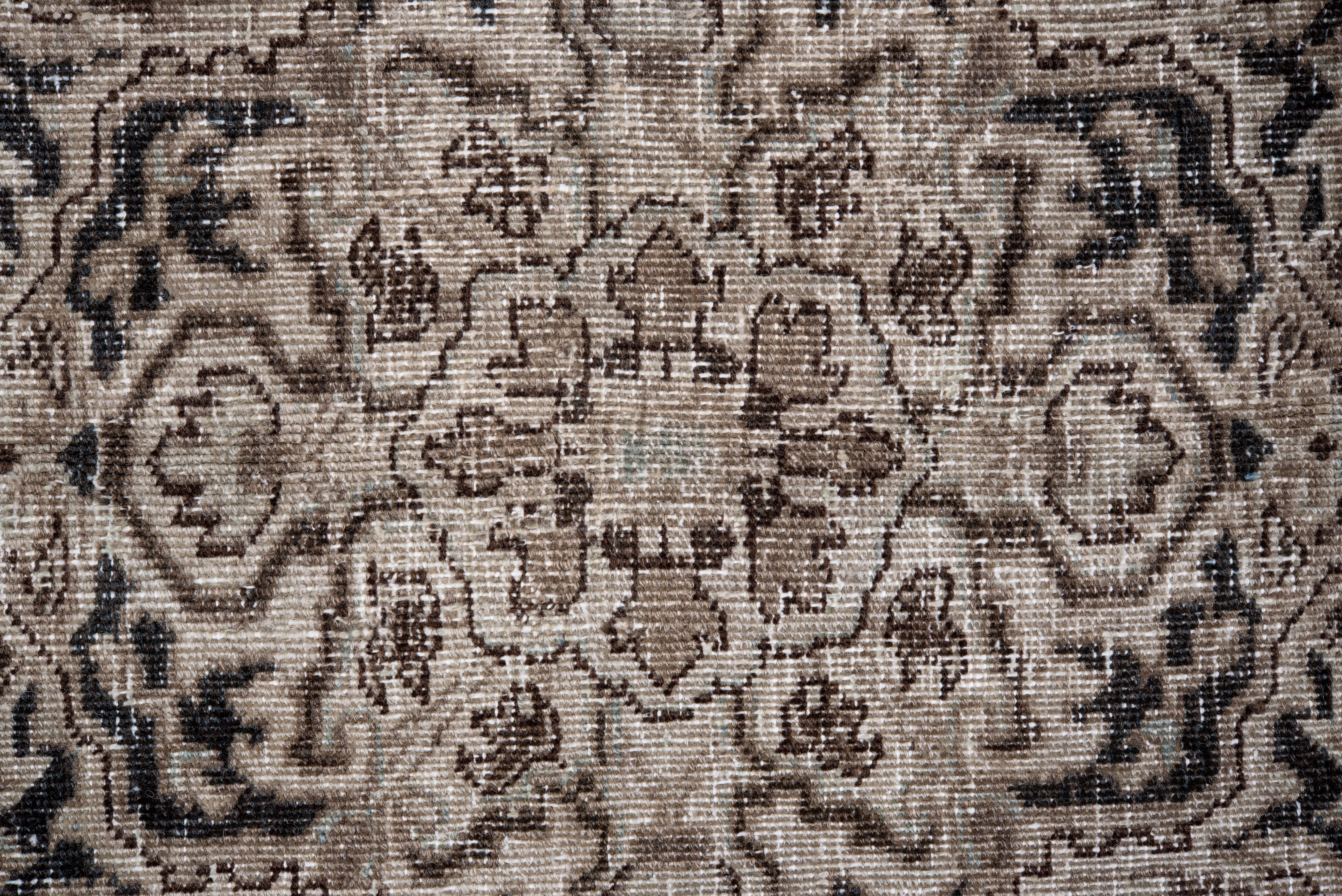 Laine Tapis Vintage Heriz médaillon ivoire en noyer et charbon de bois en vente
