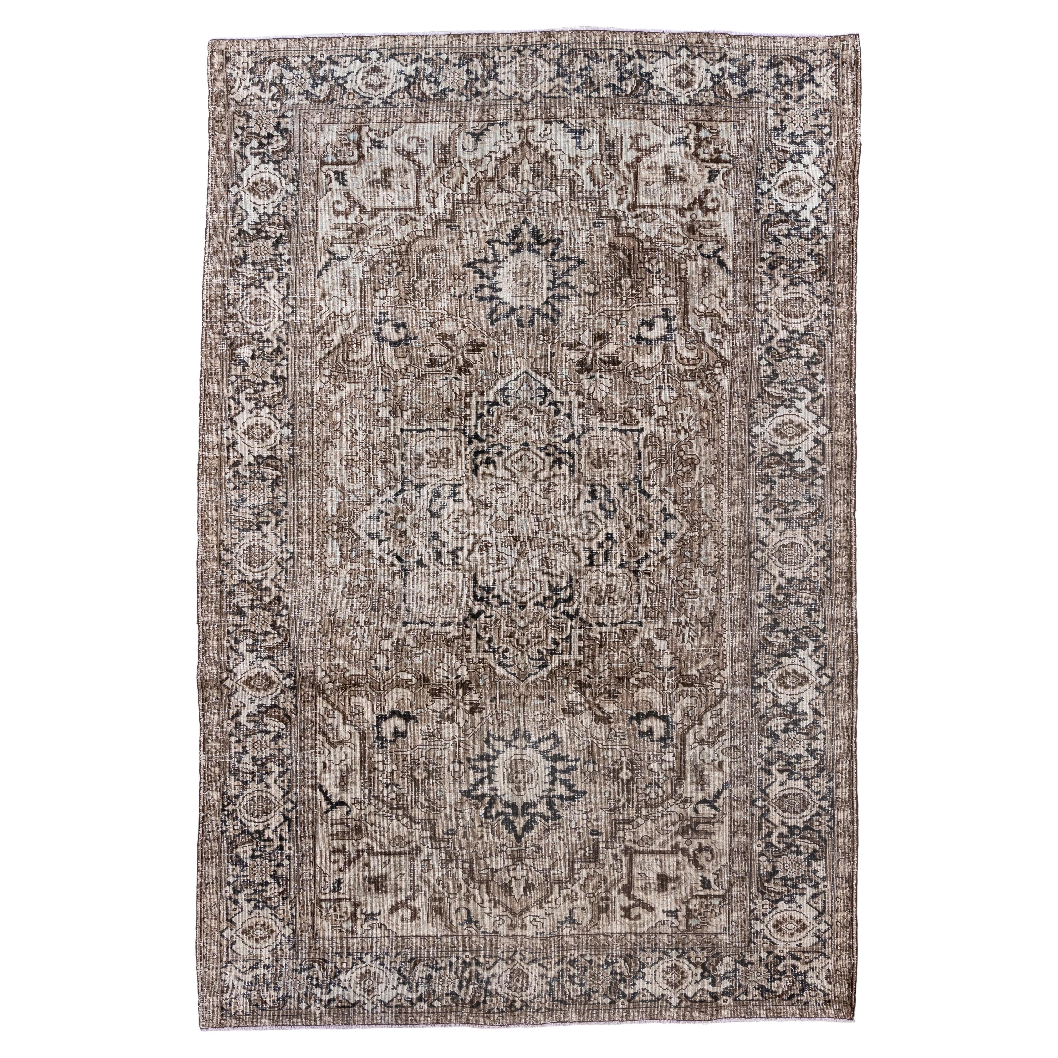 Tapis Vintage Heriz médaillon ivoire en noyer et charbon de bois en vente